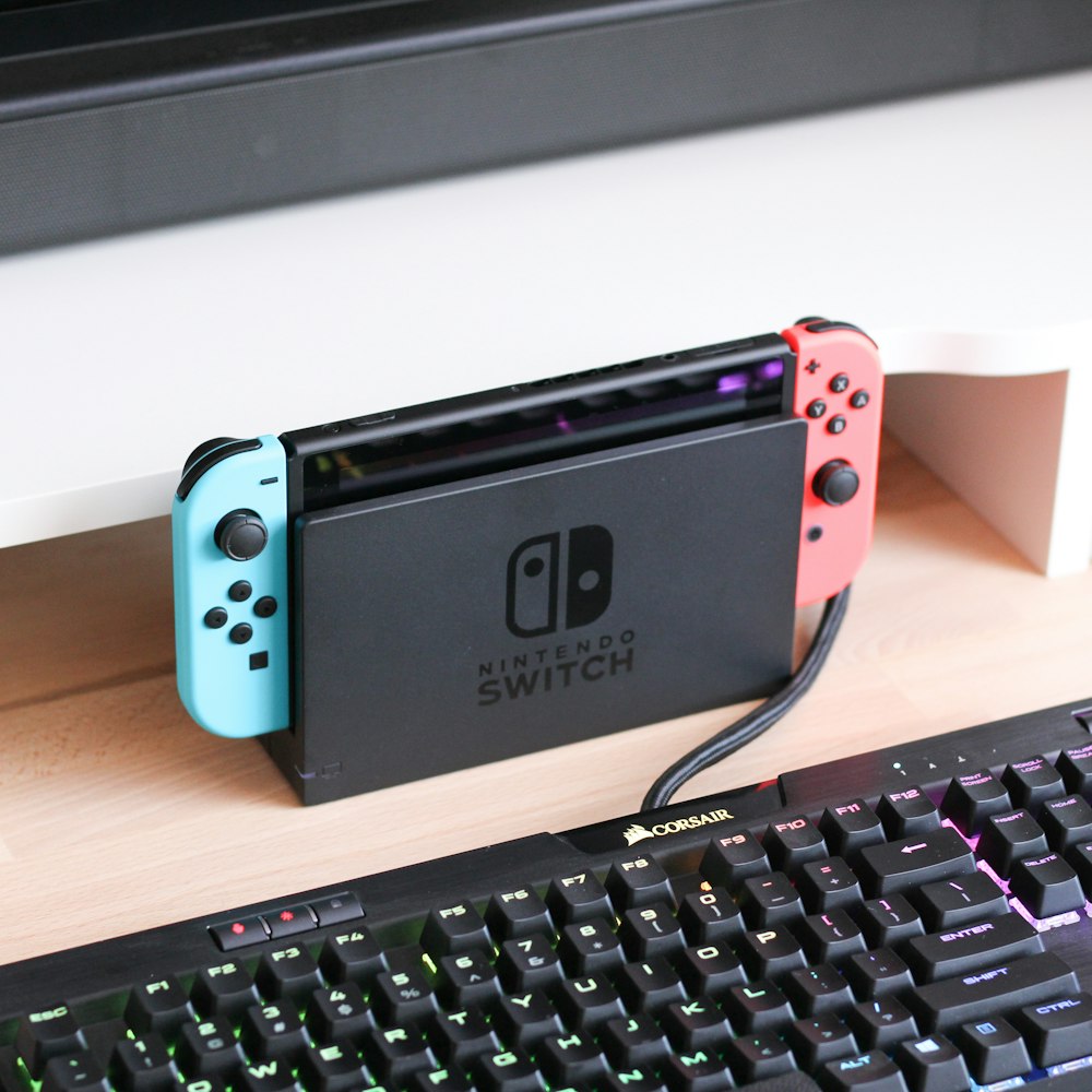 Ein Nintendo Switch, der auf einem Schreibtisch neben einer Tastatur sitzt