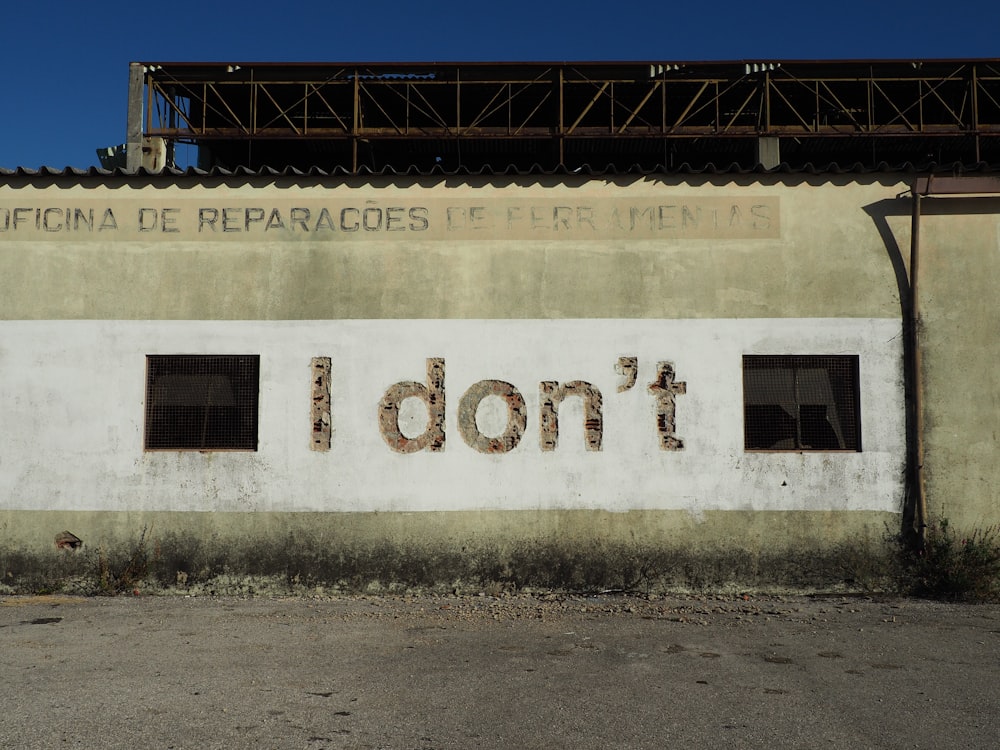 a building with a sign that says i don't