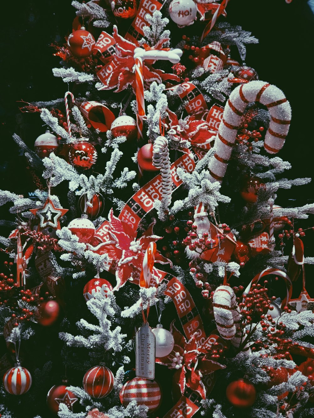 Árvore de Natal cercada por decorações variadas