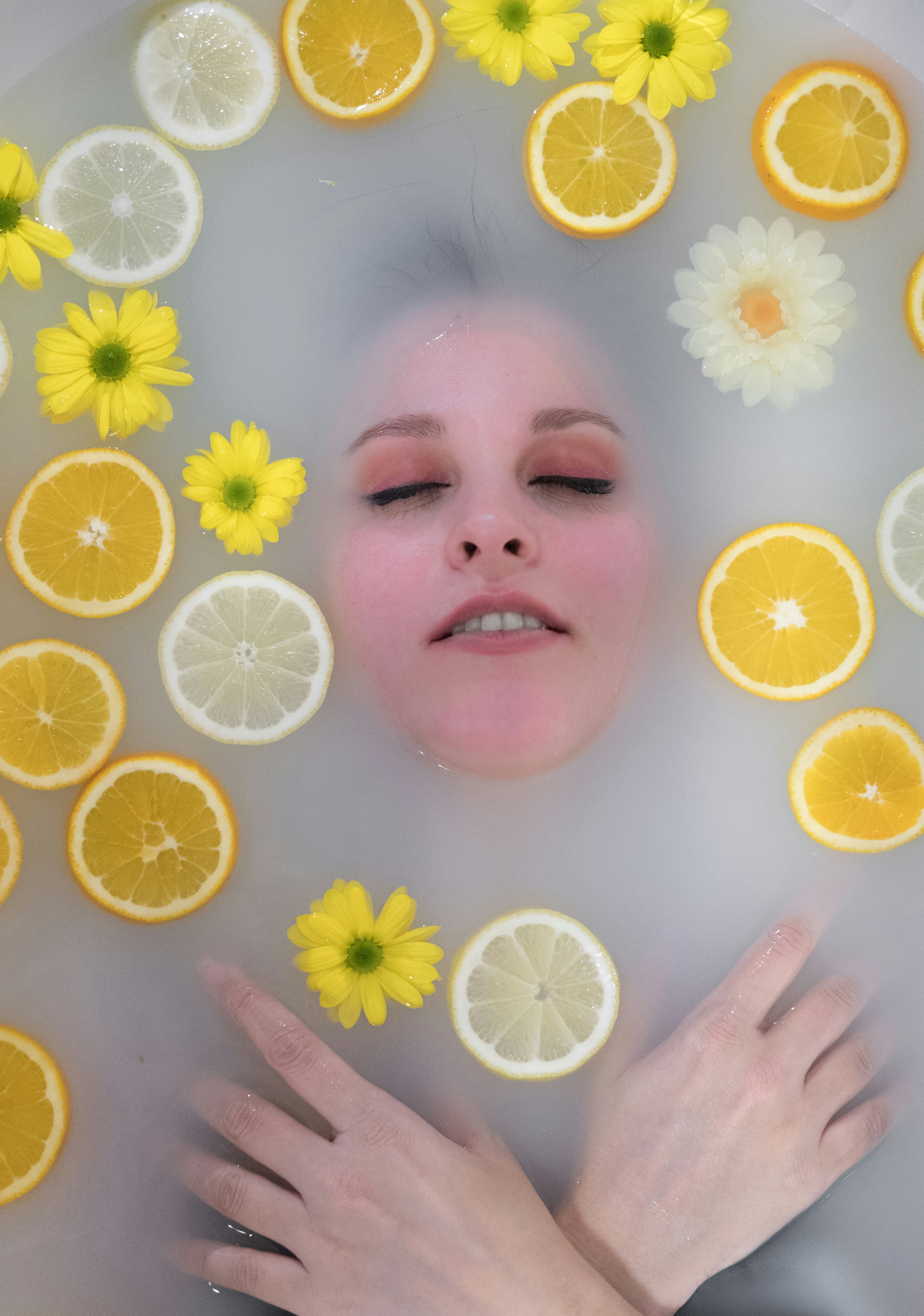 Flat-Lay-Fotografie einer Frau, die in Wasser getaucht ist, umgeben von ...