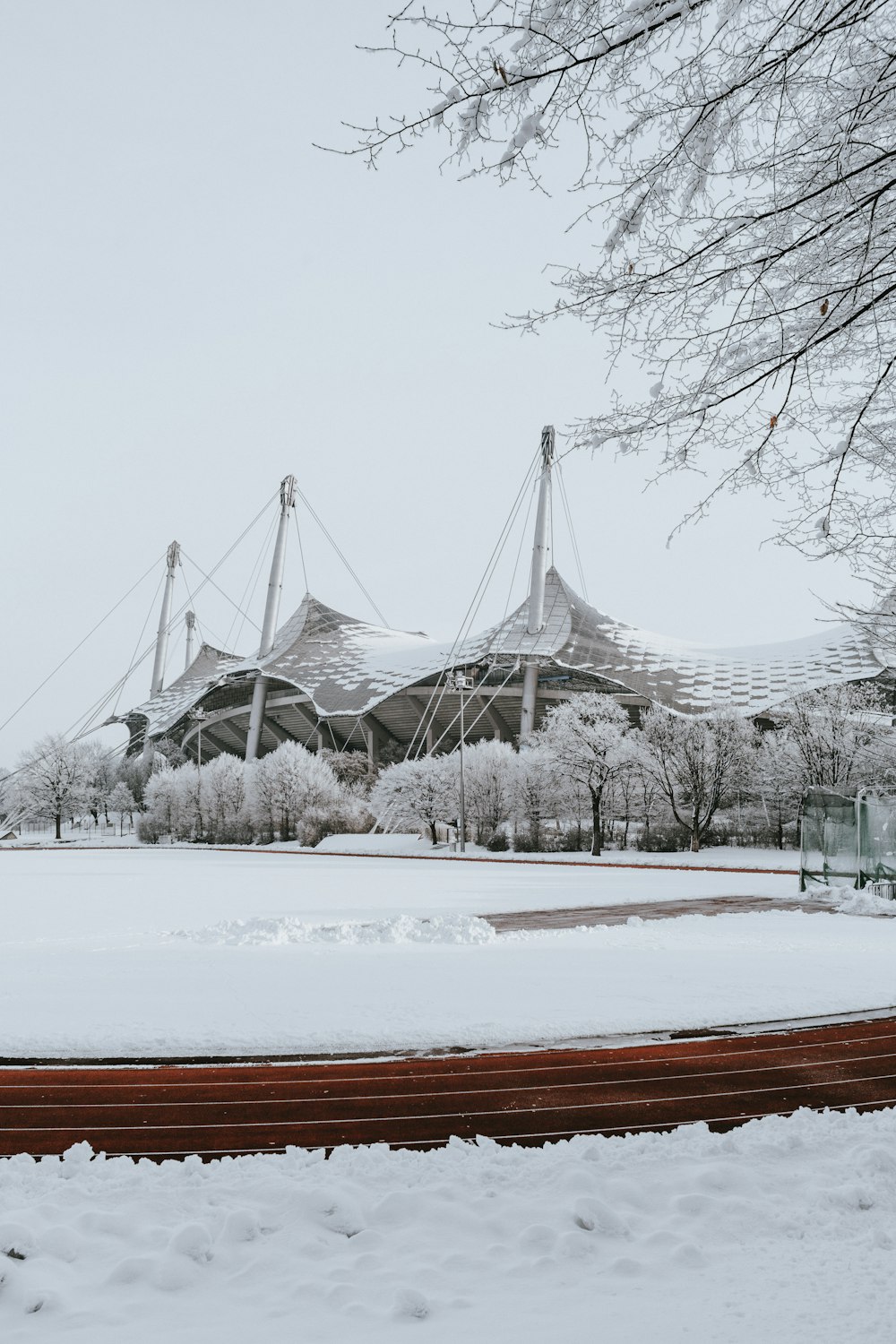 Feld, Haus und Bäume mit Schnee bedeckt