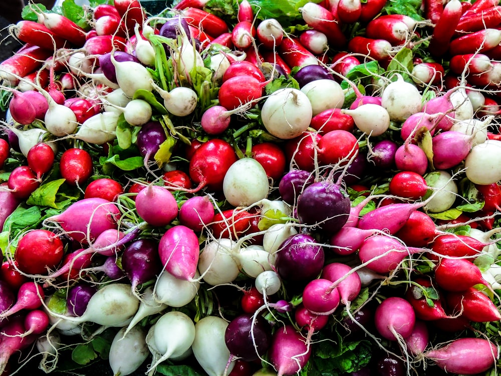 bouquet de radis blancs, rouges et violets