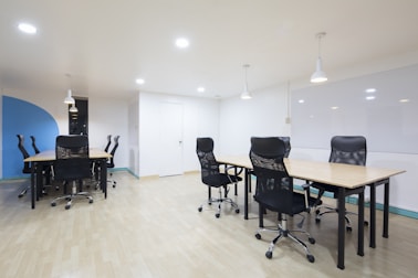 Sala de capacitación con sillas y mesas.