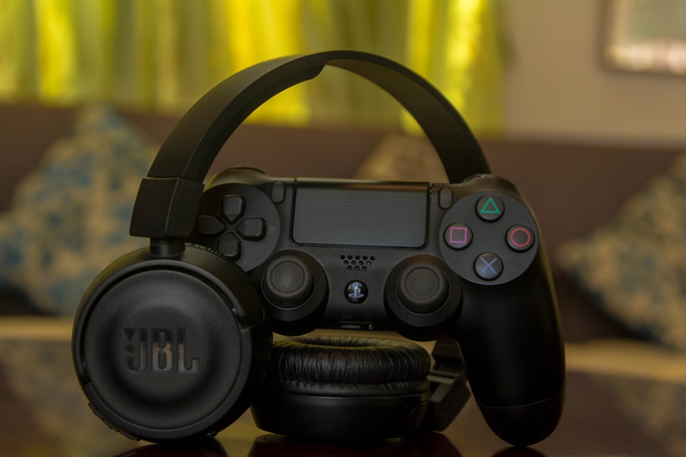 Mando Sony PS4 negro y auriculares JBL