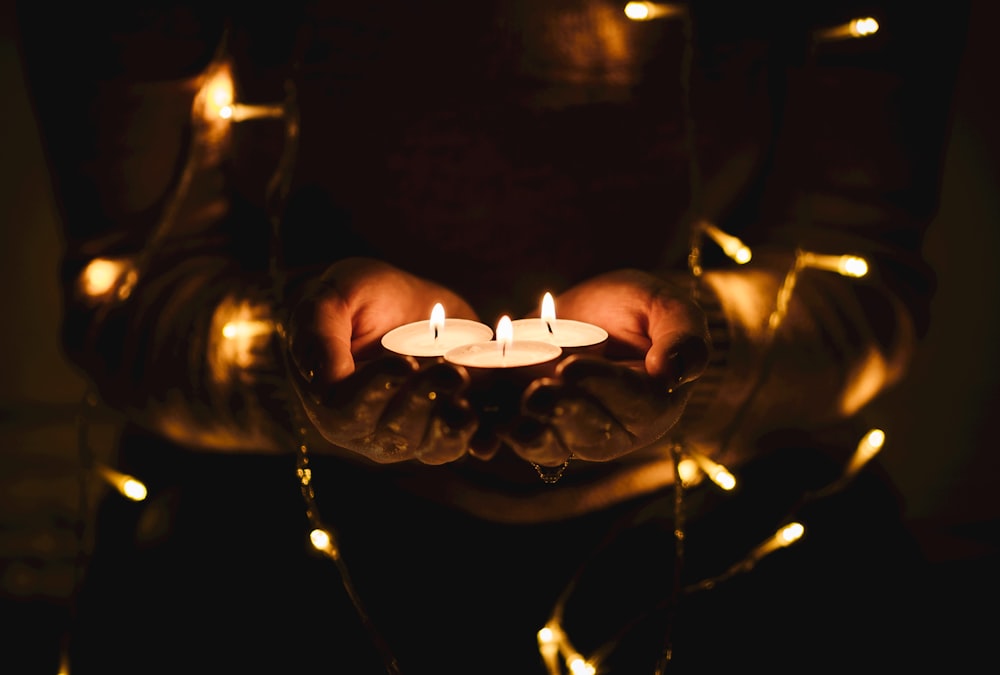 3 개의 조명 Tealight 촛불의 선택적 초점 사진