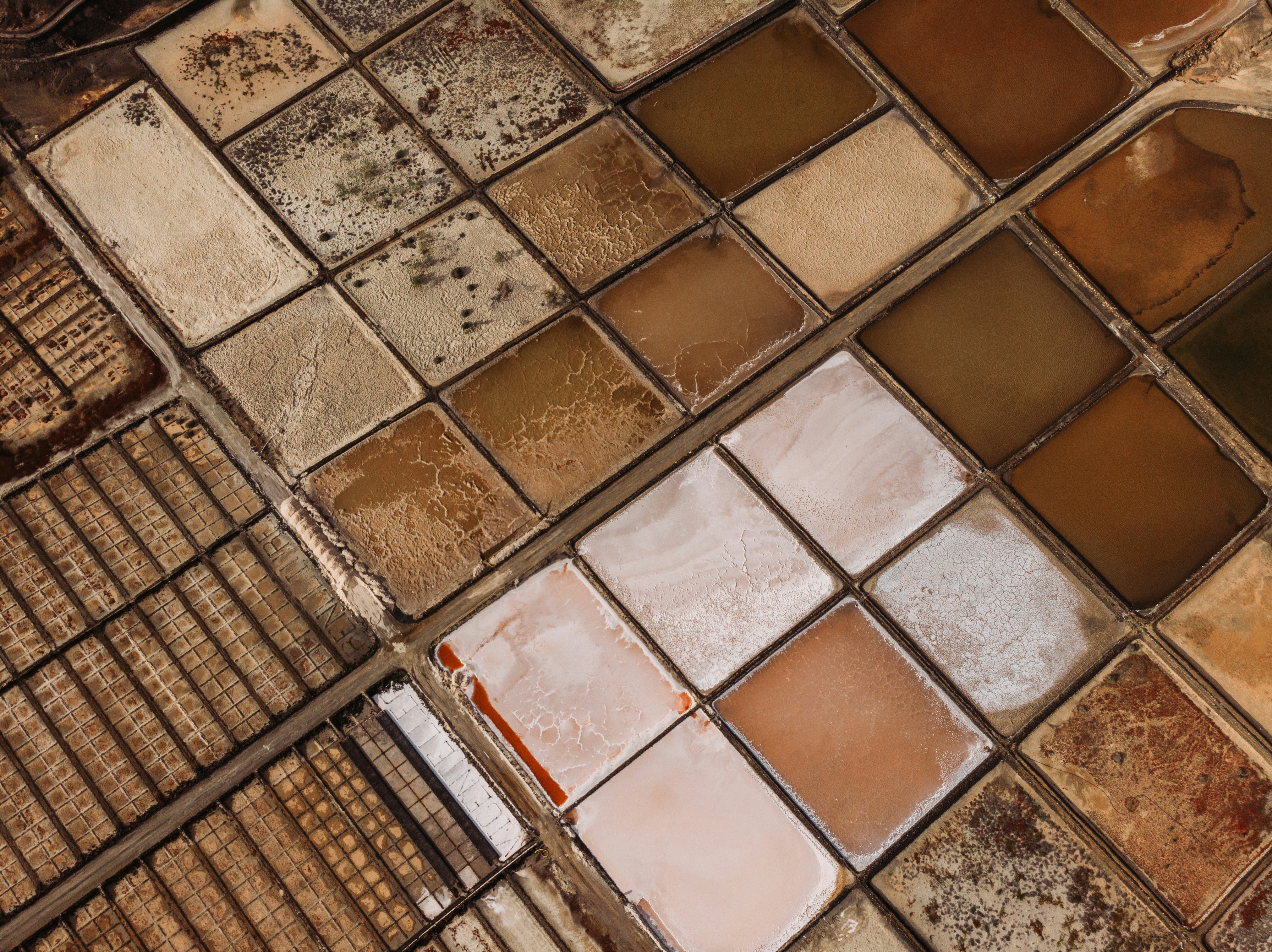 surface carrelée en céramique brune