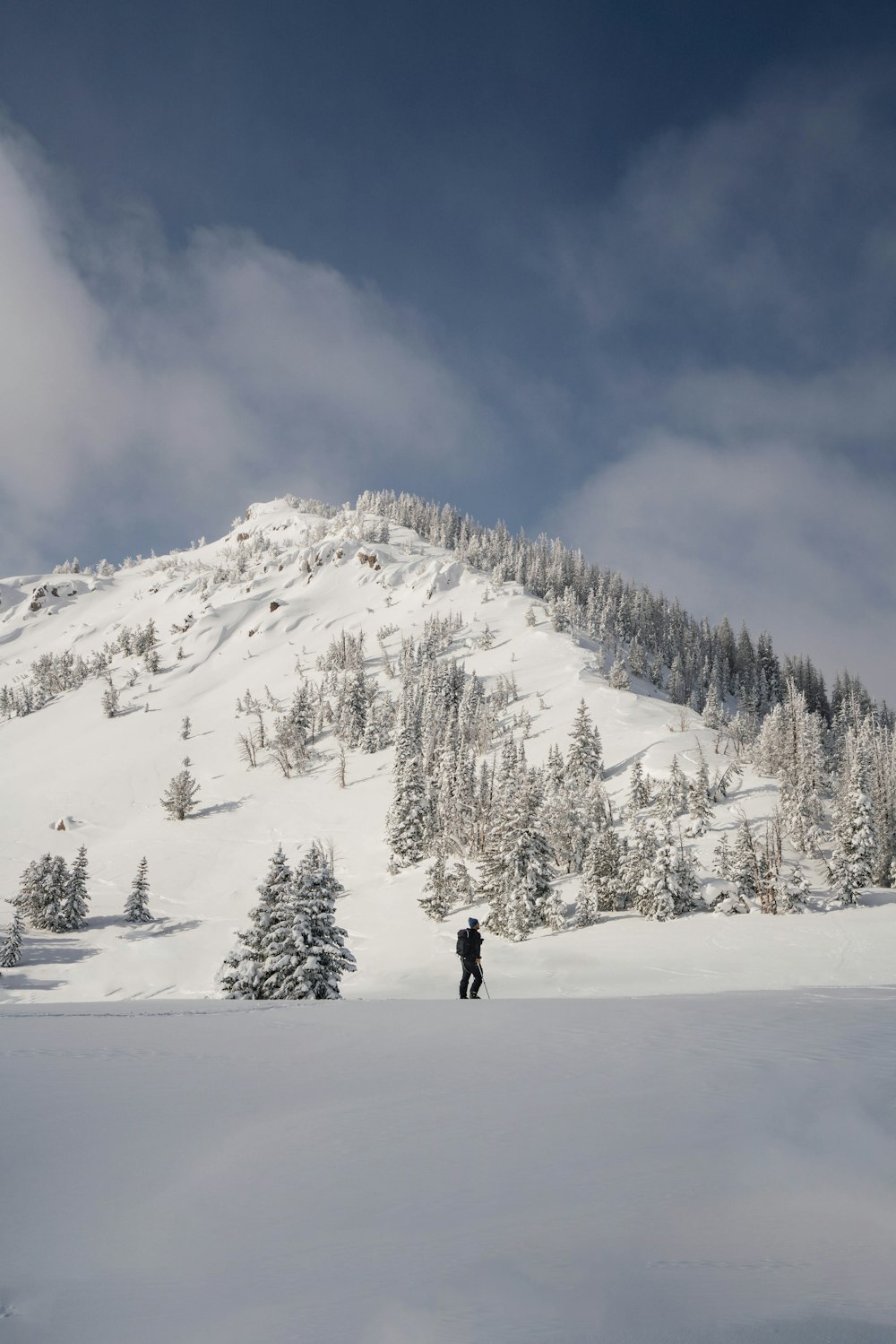 homem trekking em uma montanha nevada