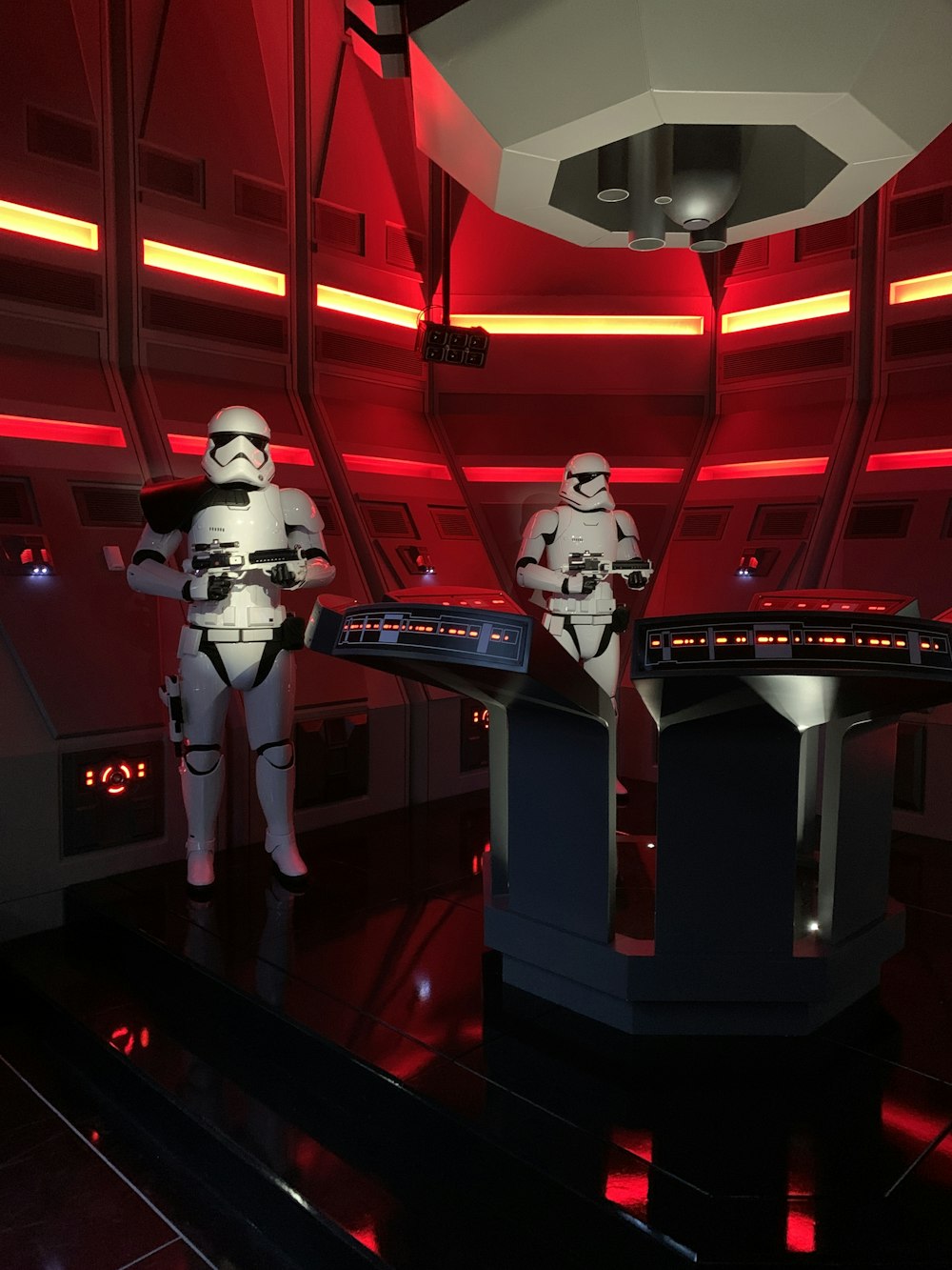 dos Storm Troopers de Star Wars vigilan la cabina