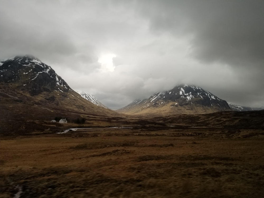 photographie de paysage de montagne