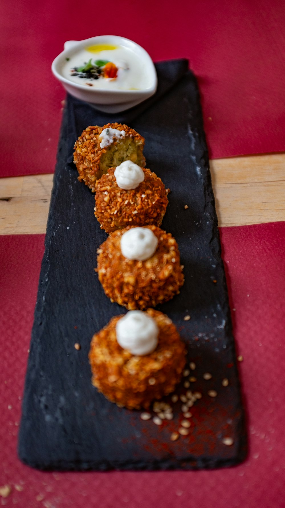 Futterbällchen auf schwarzer Oberfläche in der Nähe von Dip