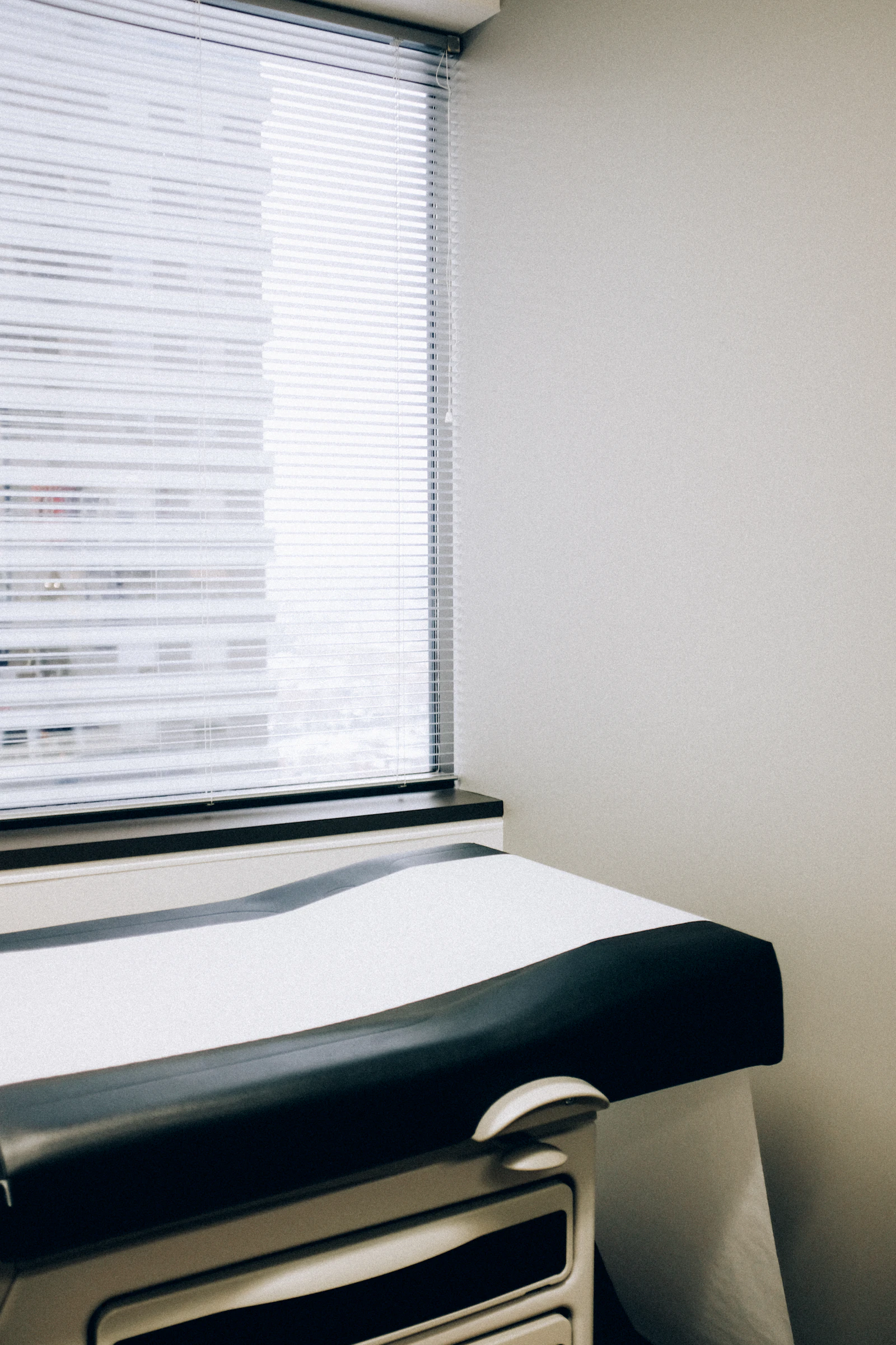 Helles Krankenhauszimmer als Symbol für die Vorbereitung auf eine Operation