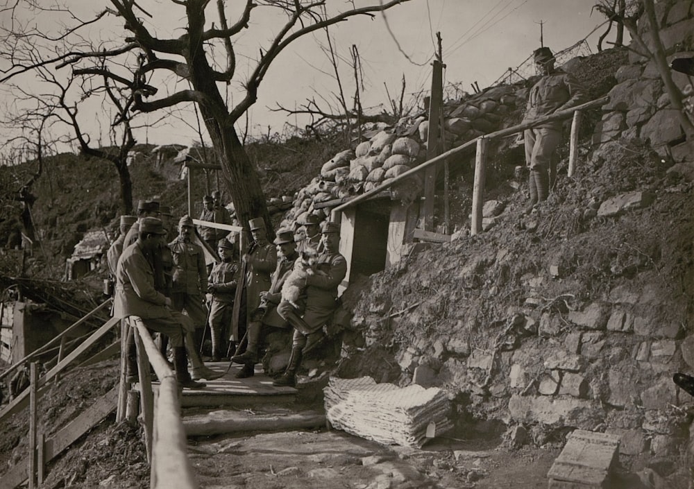 Graustufenfotografie von Soldaten außerhalb der Höhle