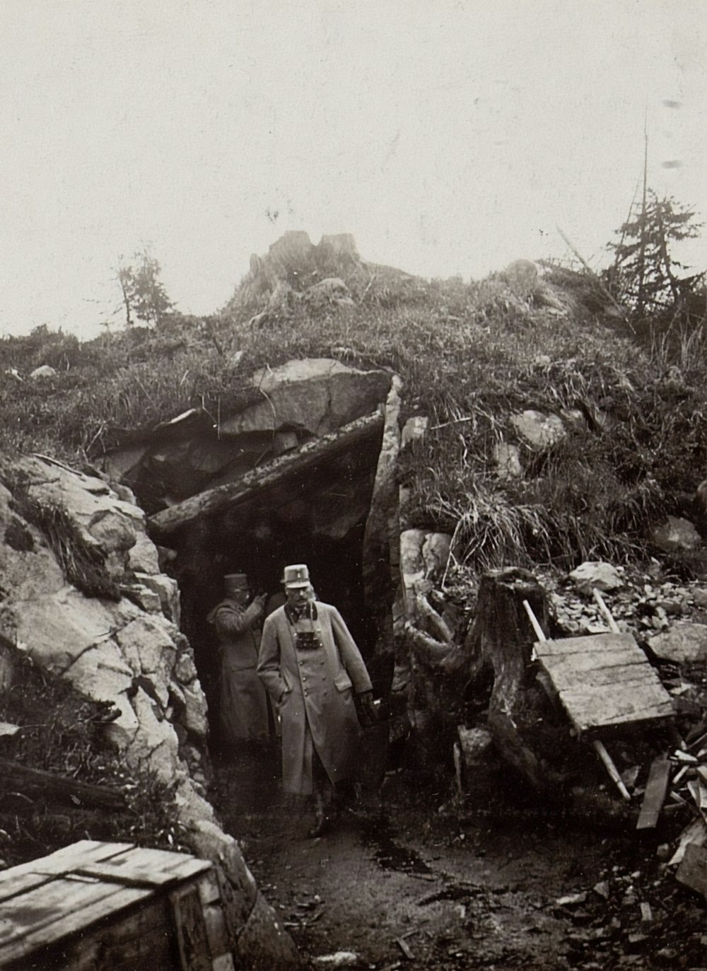 Graustufenfotografie von Männern, die aus einem Bergwerksstollen kommen