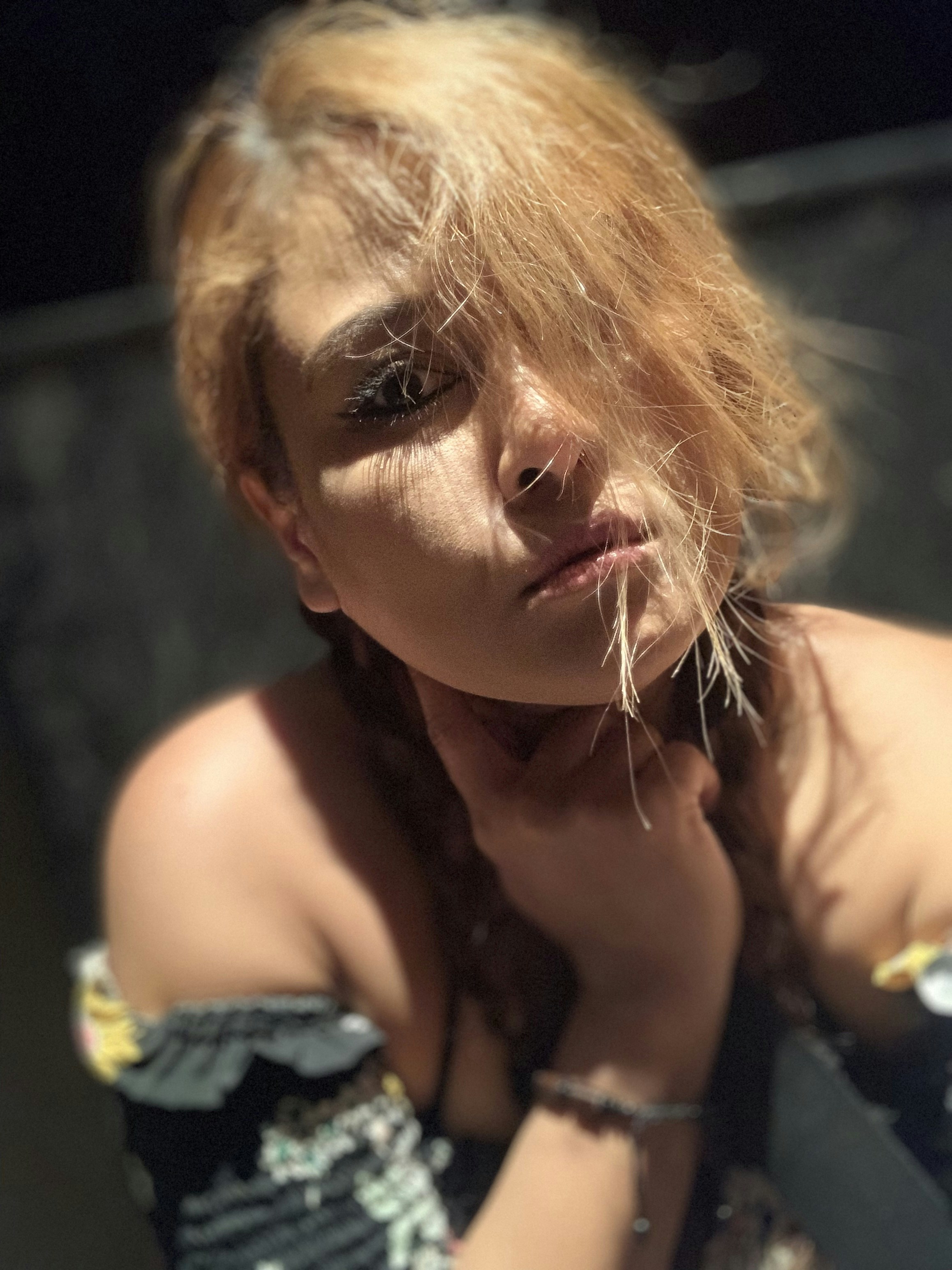 wanita dengan rambut pirang dikepang