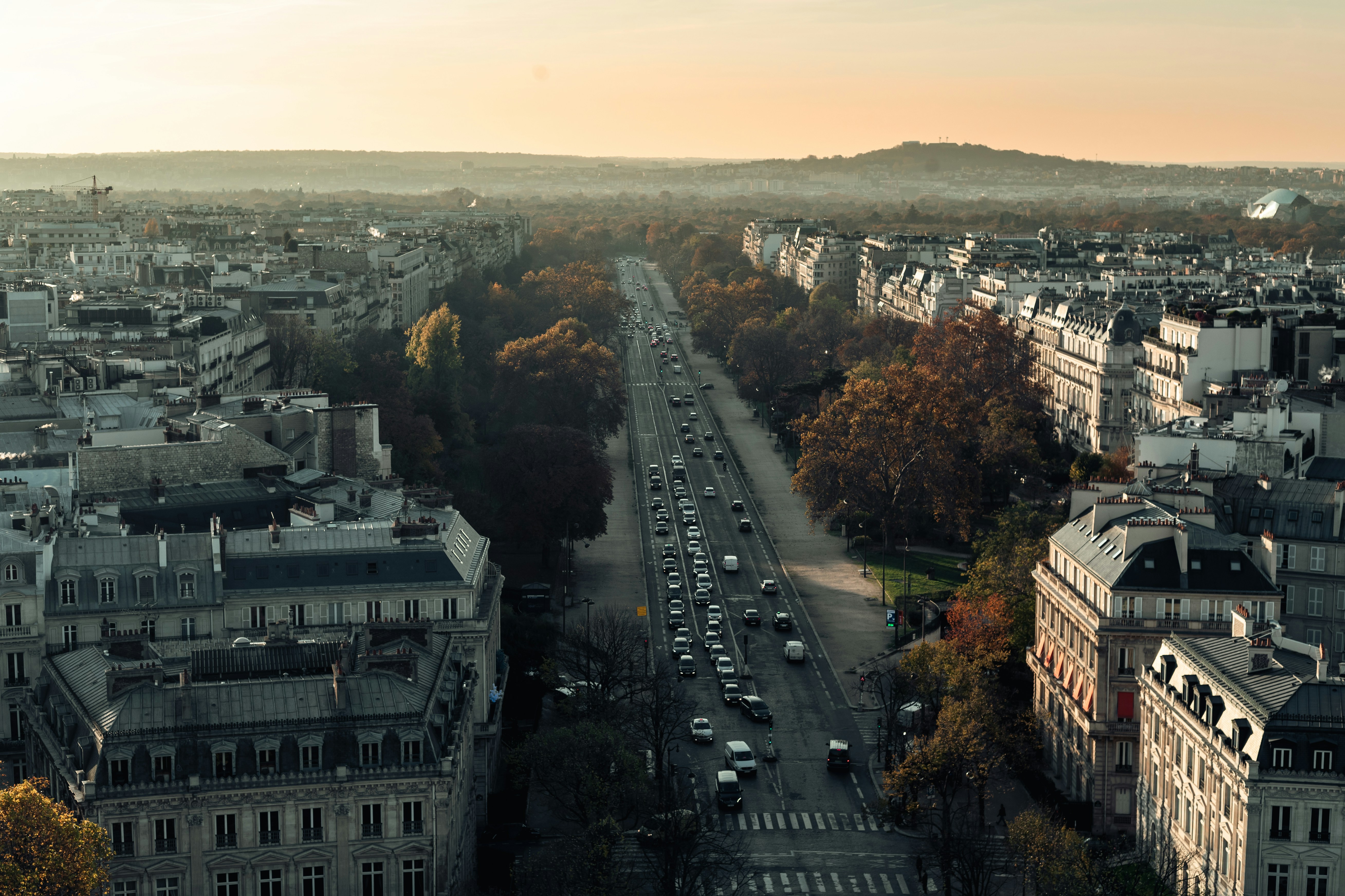 昼間に高層ビルのある街を眺めるさまざまな車両の航空写真