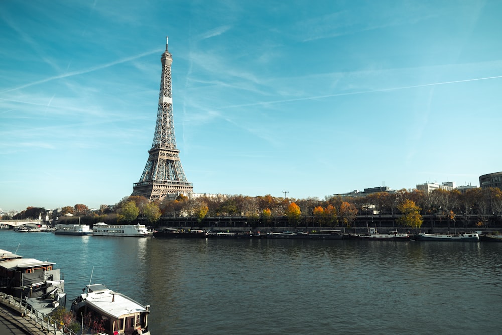 パリのエッフェル塔の昼間の航空写真