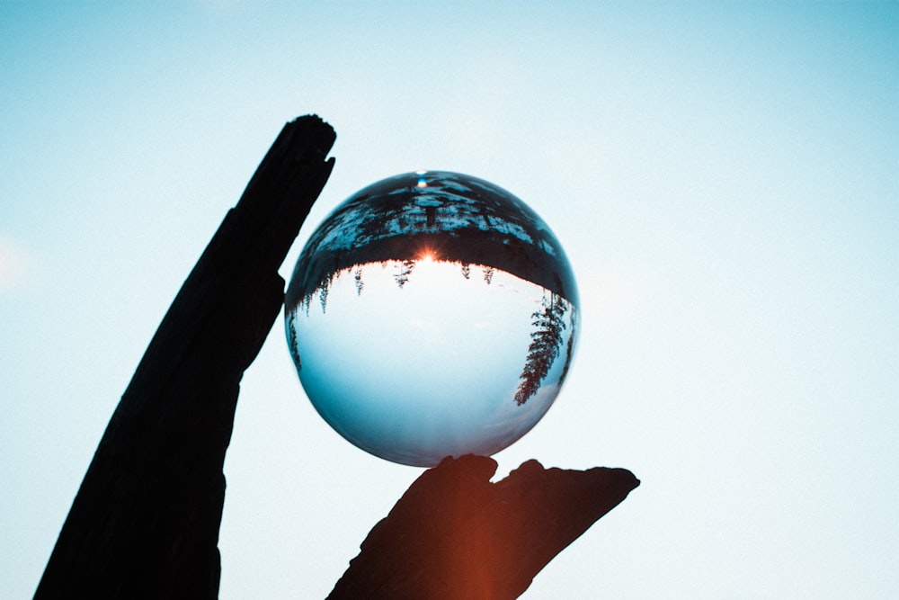 昼間の透明なガラス球の飾りのローアングル撮影