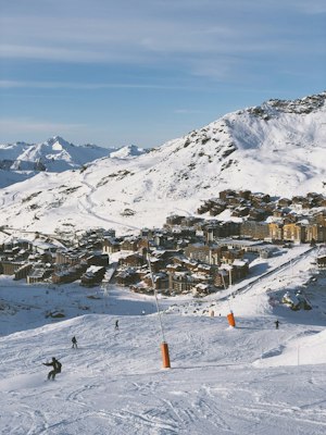 Val Thorens' dense apartment-block village in its treeless snowy bowl with pistes and lift lines climbing the slopes above