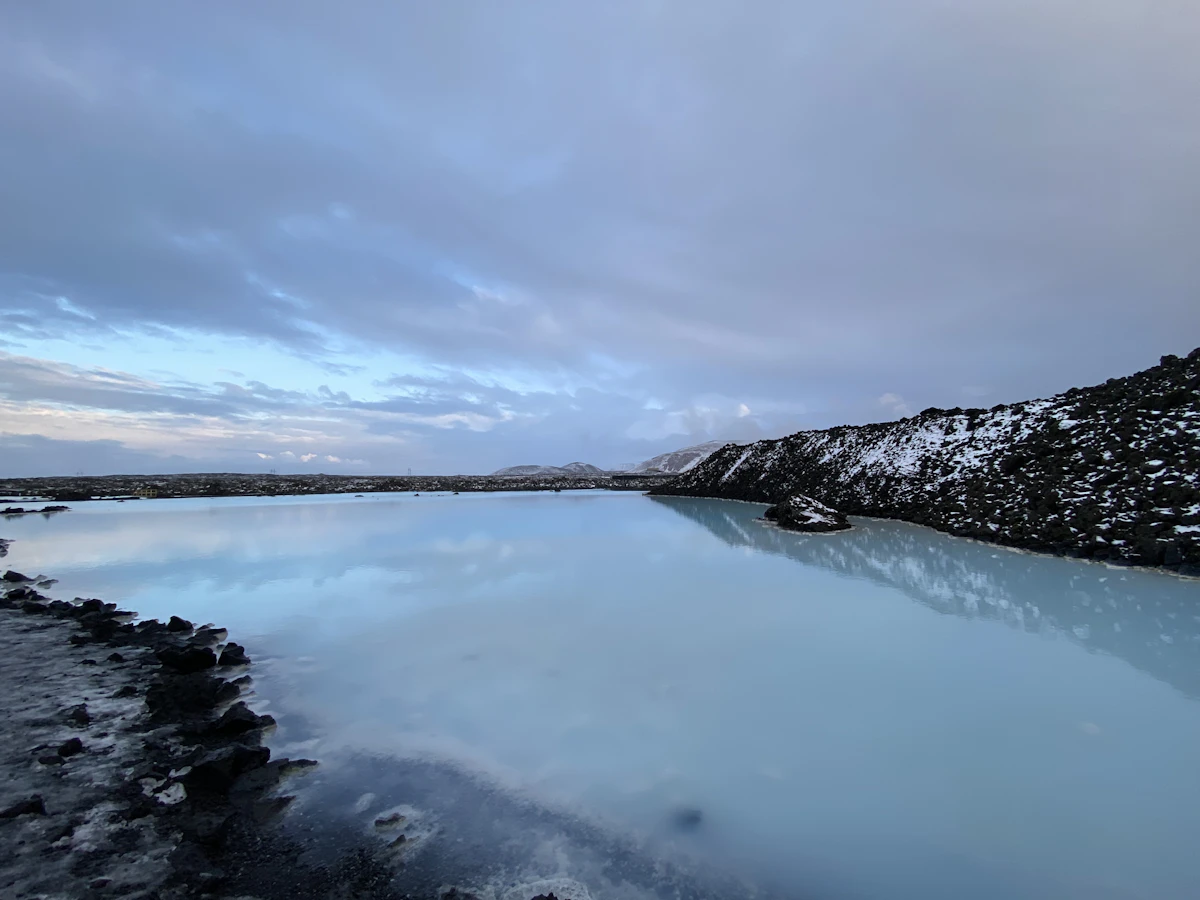 Aguas azul lechoso entre rocas volcánicas en la Blue Lagoon, Islandia