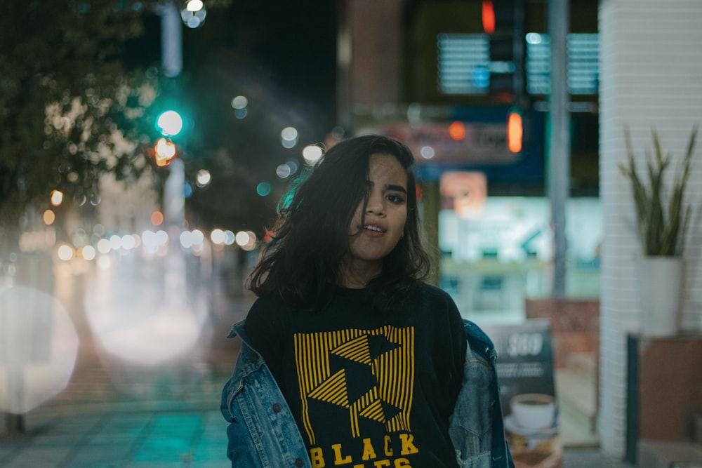 Femme en veste en jean bleue