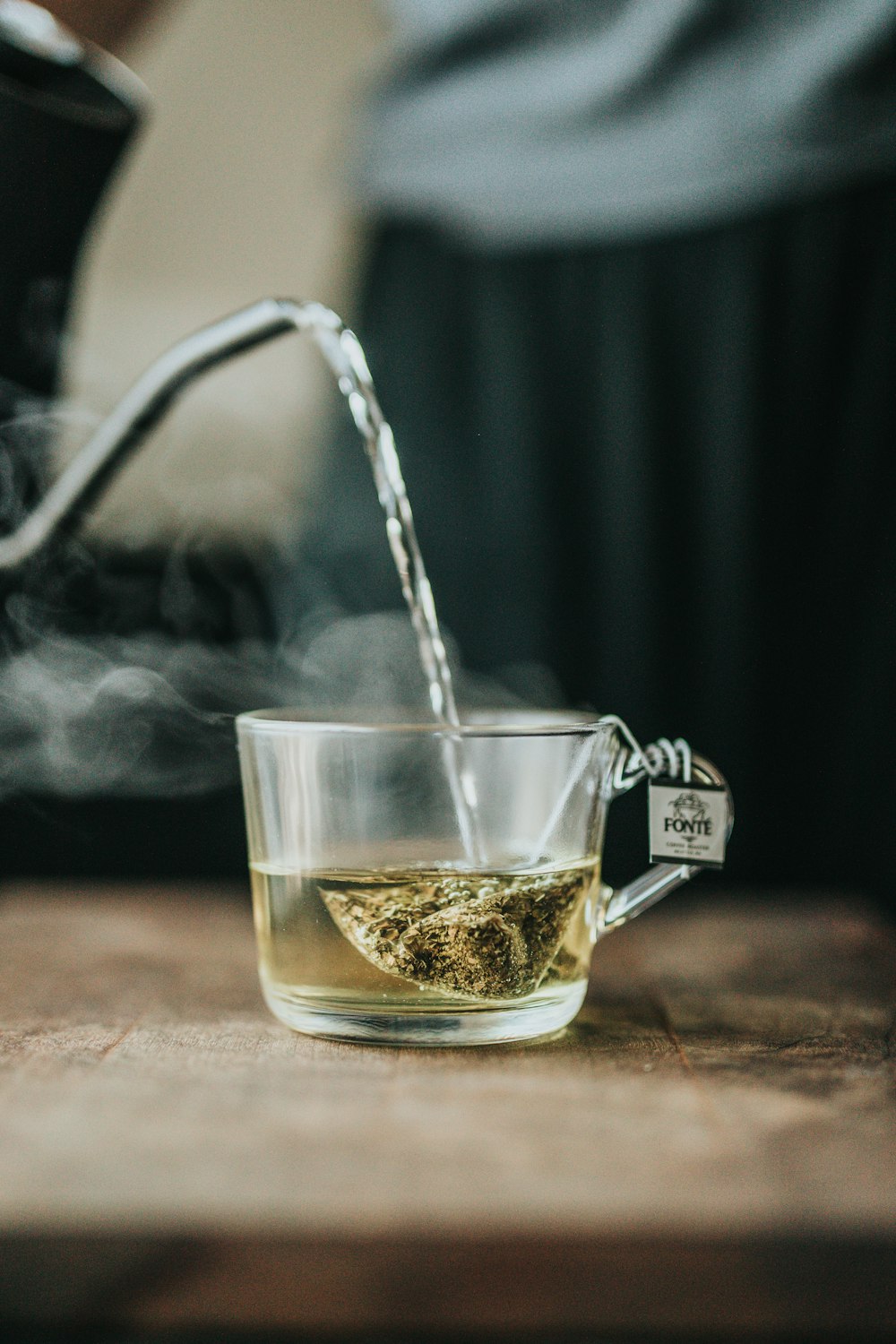 Teetasse aus klarem Glas gießen