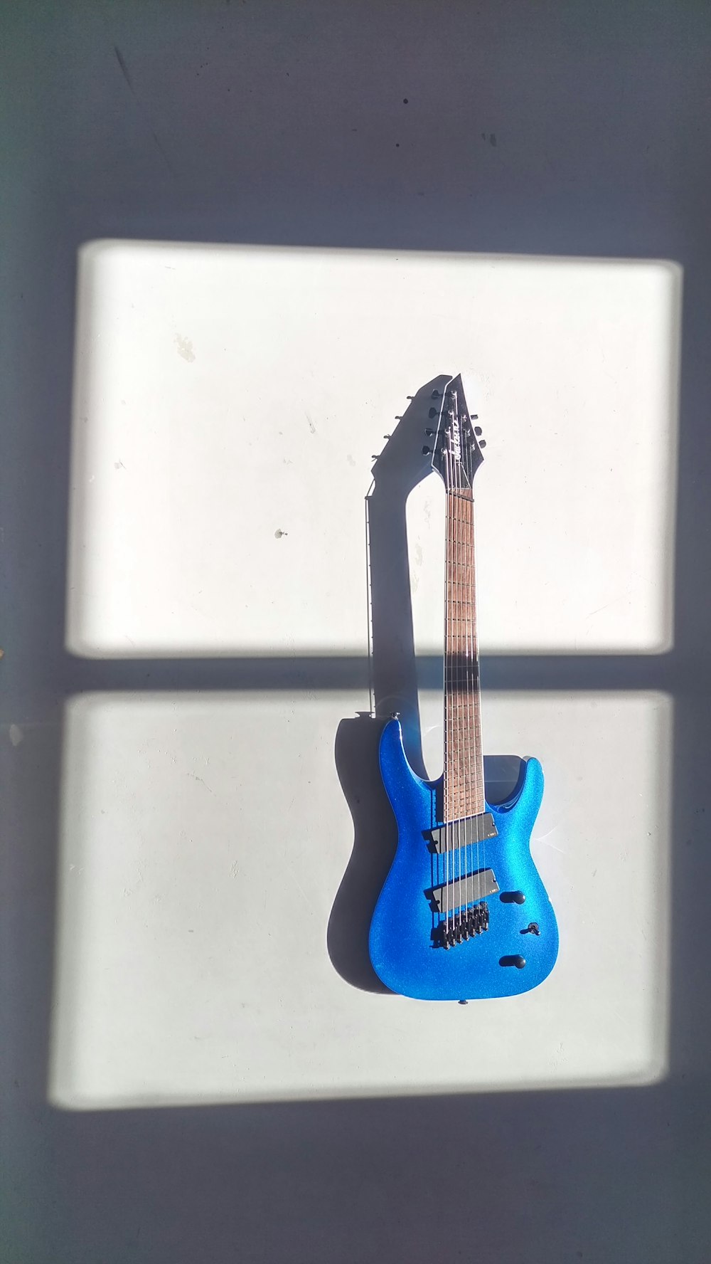 blue and brown stratocaster guitar