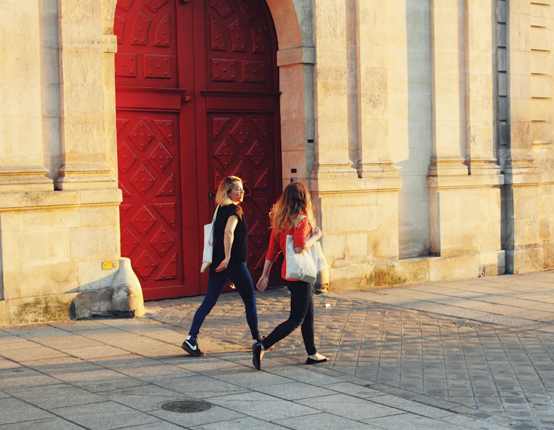 deux femmes mûres près d’une porte rouge