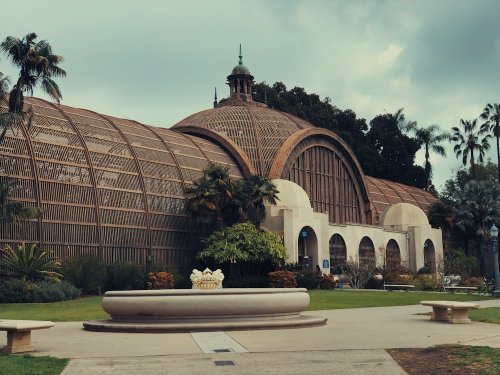Edificio de cúpula marrón