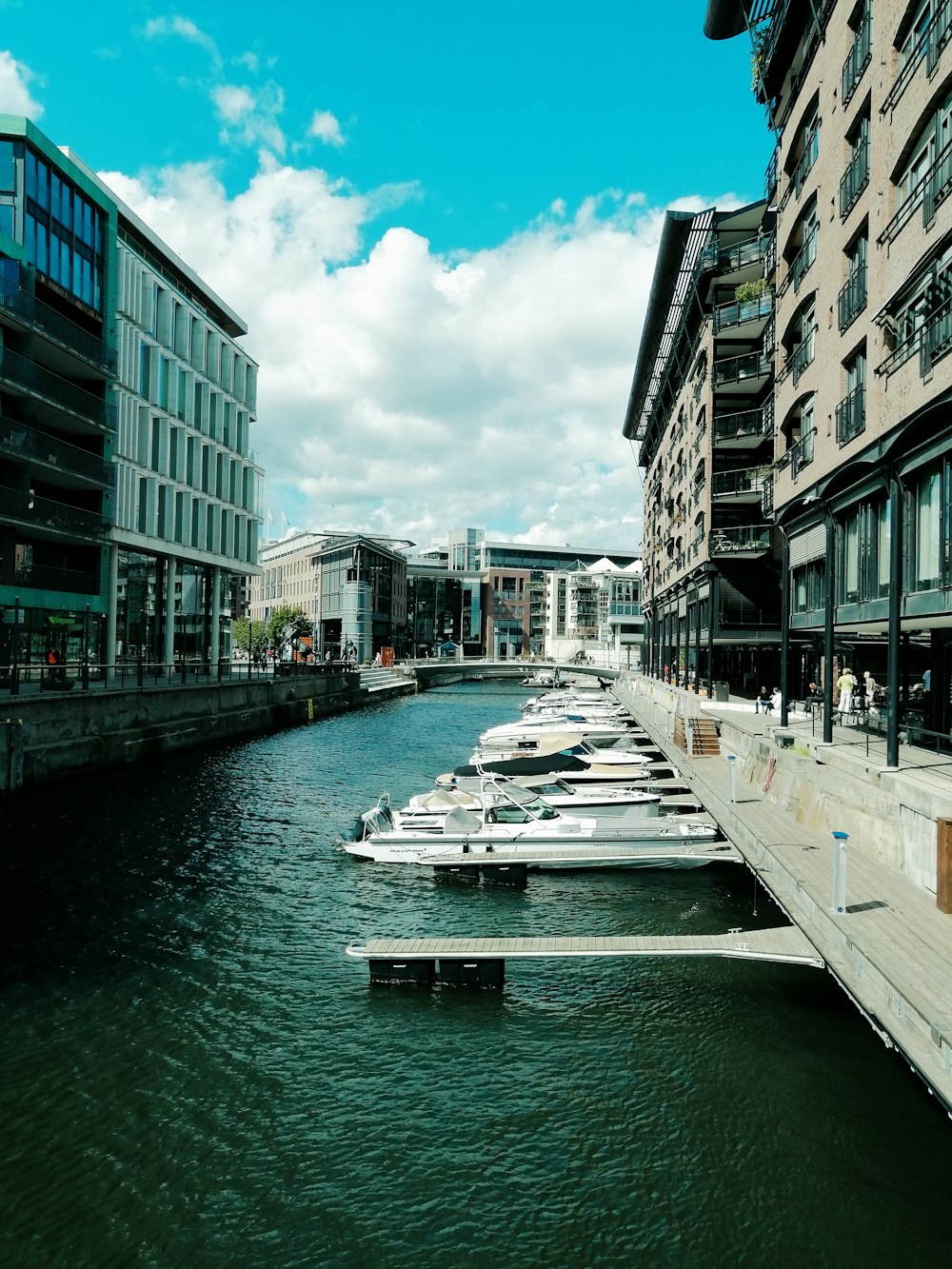 Quai blanc à côté du bâtiment pendant la journée