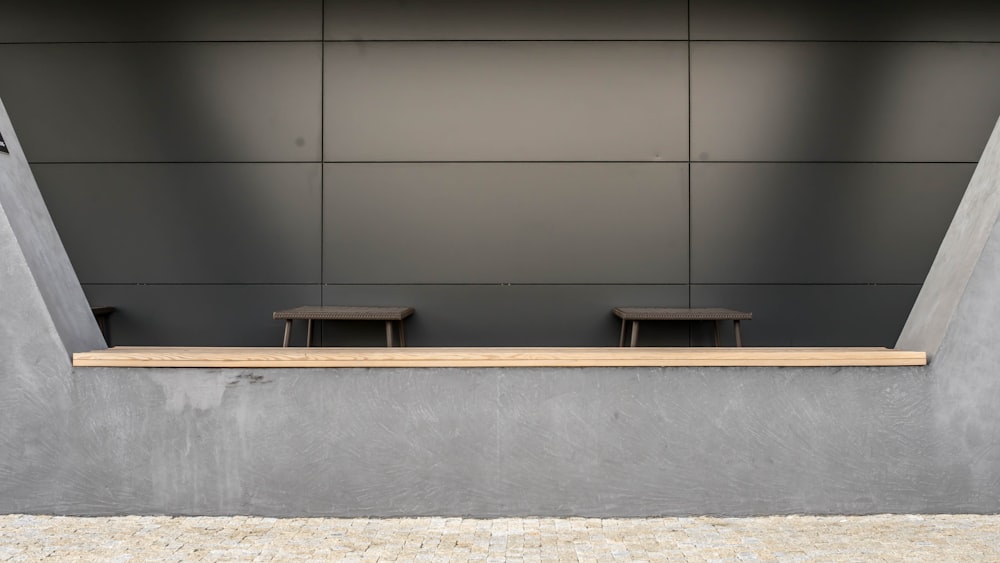 mesa de madeira marrom ao lado da parede branca