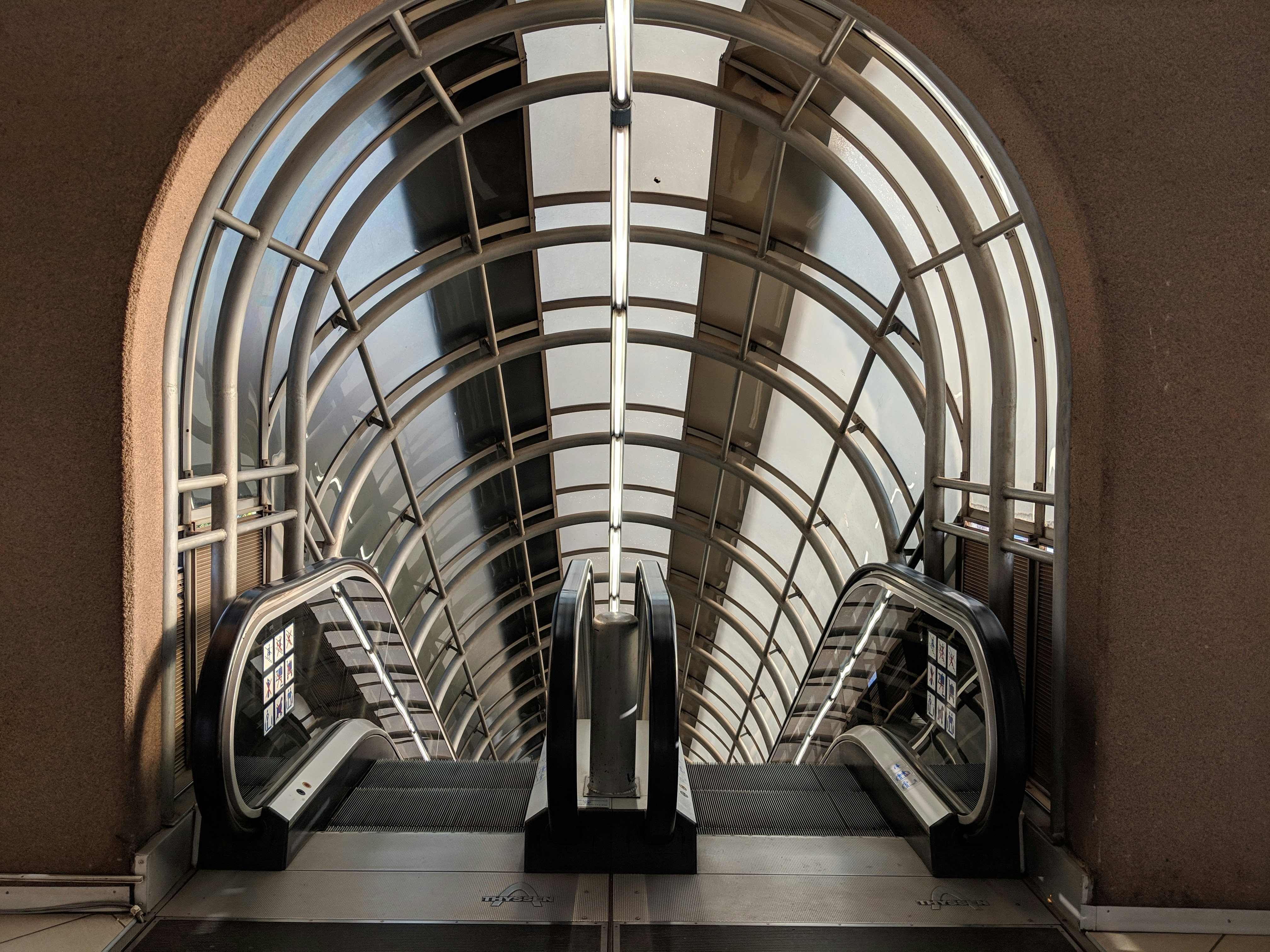 escalera mecánica negra