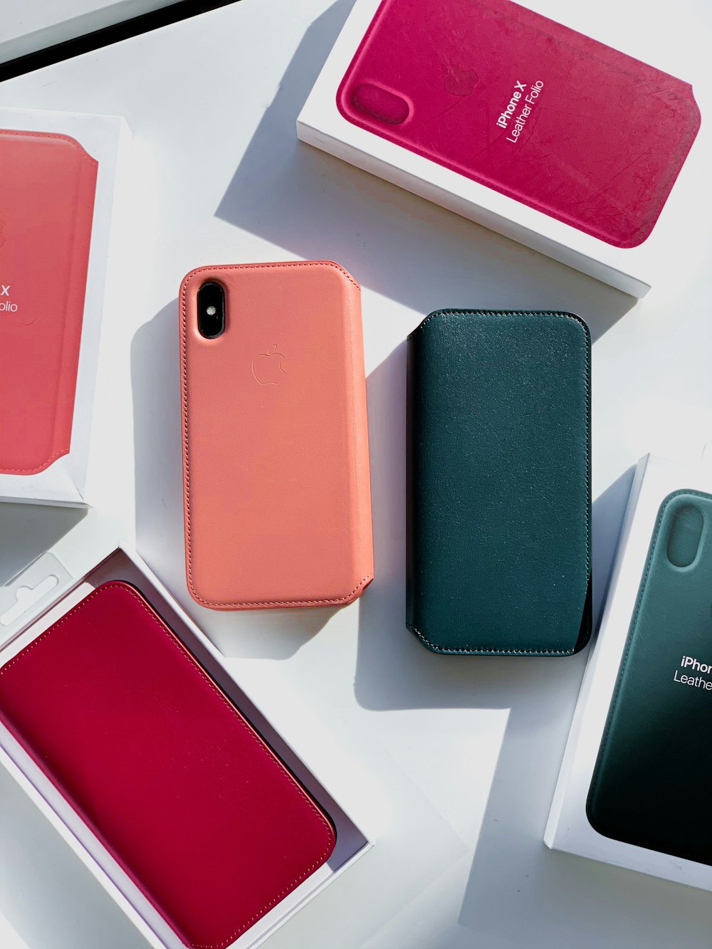 pinkes iPhone X zwischen den Boxen