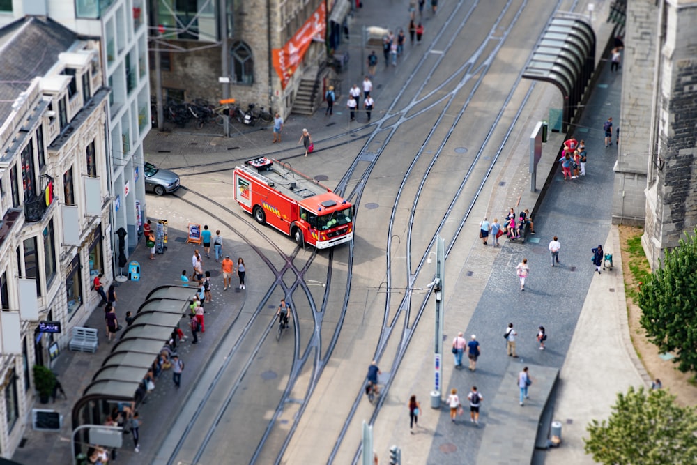 Camión de bomberos rojo cerca del edificio