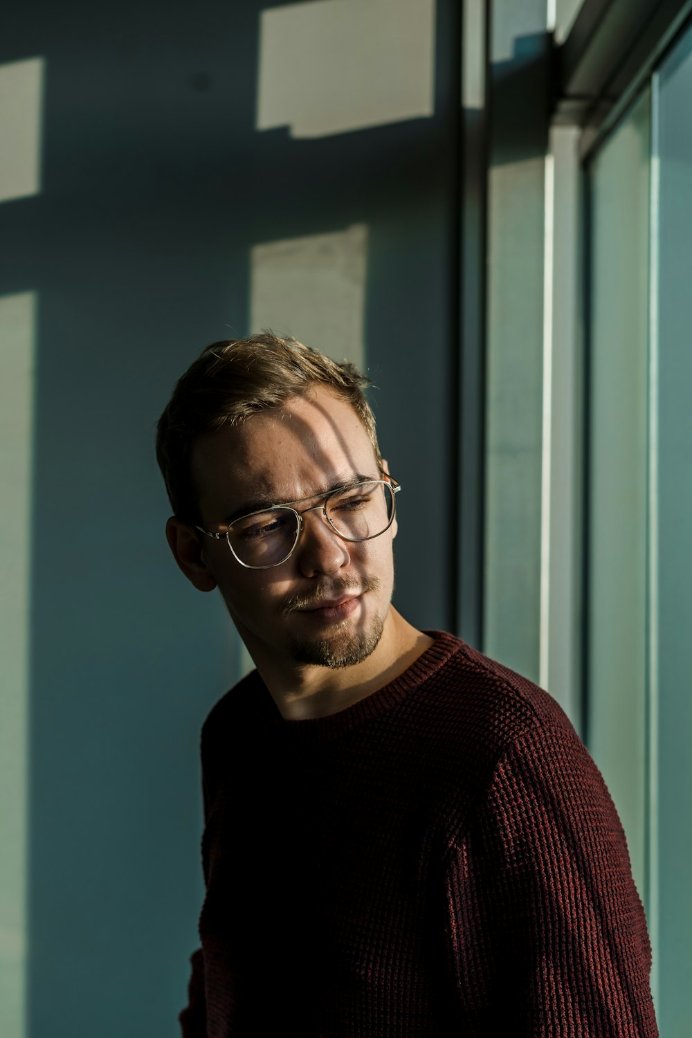 man wearing brown knit crew-neck sweater