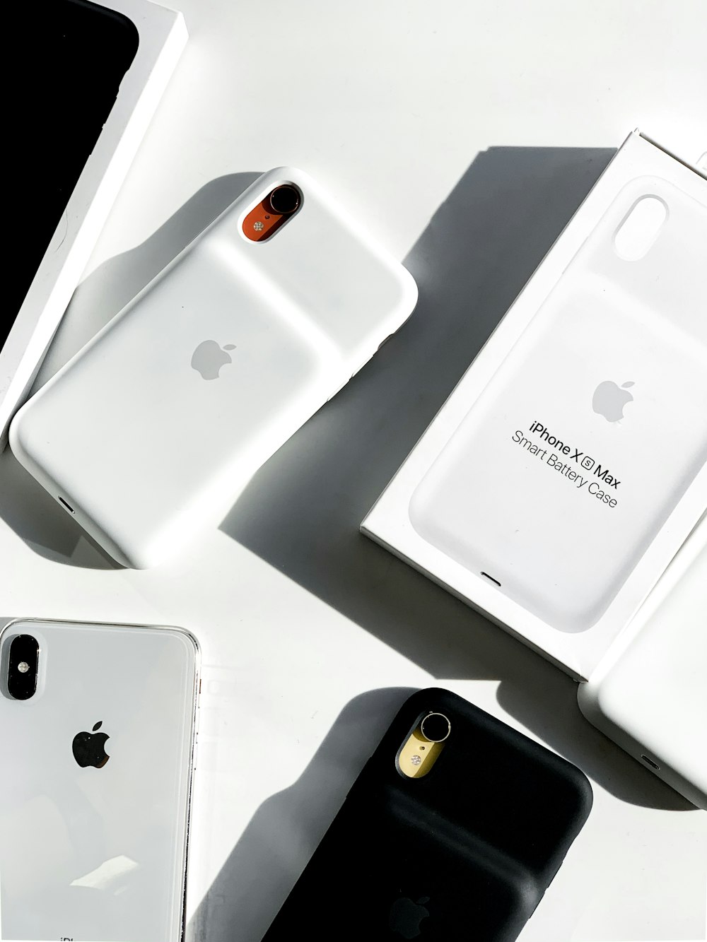 Apple iPhone Xs Max Smart Battery Hülle neben Box