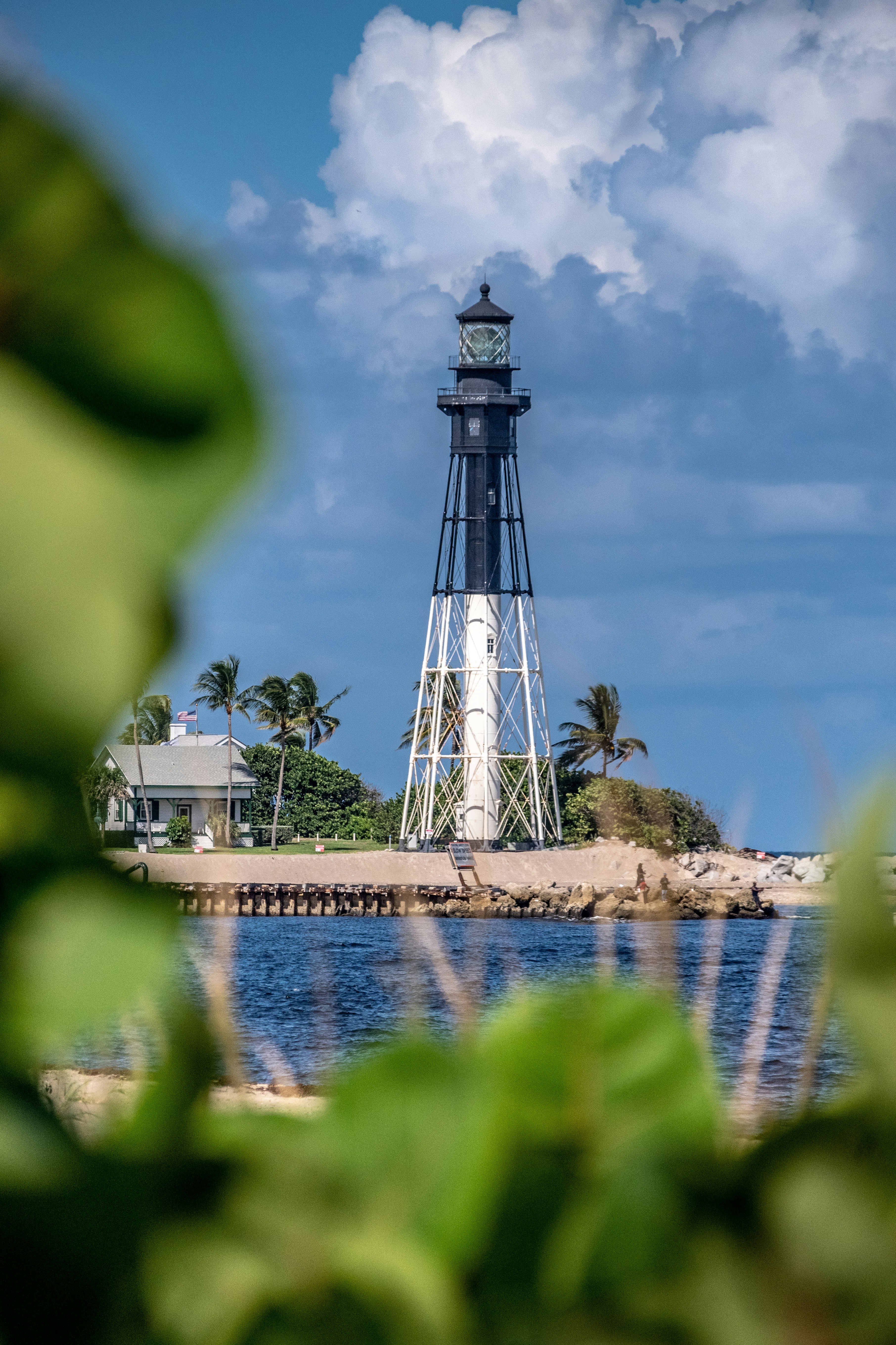 farol azul e branco em boca raton