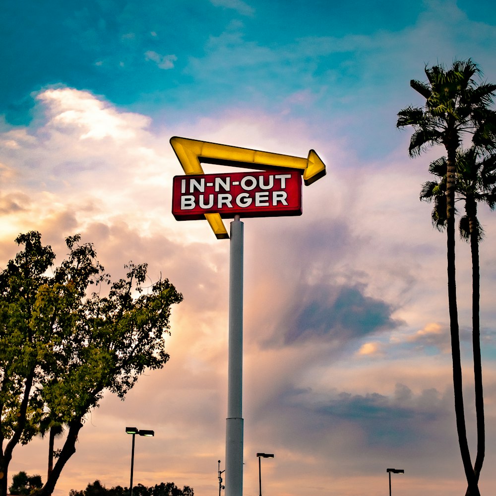 Signalisation rouge et jaune In-N-Out Burger pendant la journée