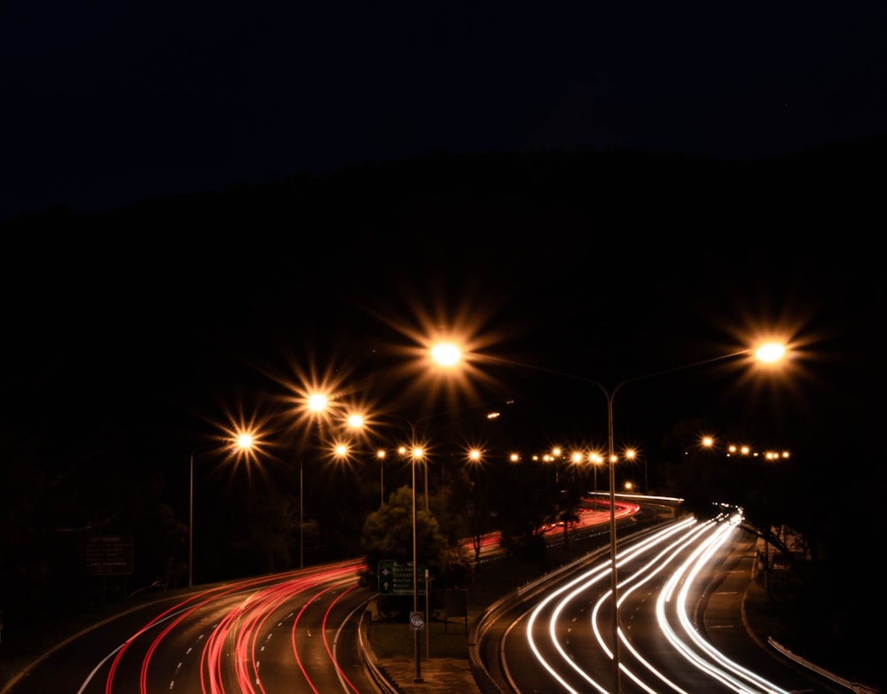 Una calle de la ciudad por la noche con farolas