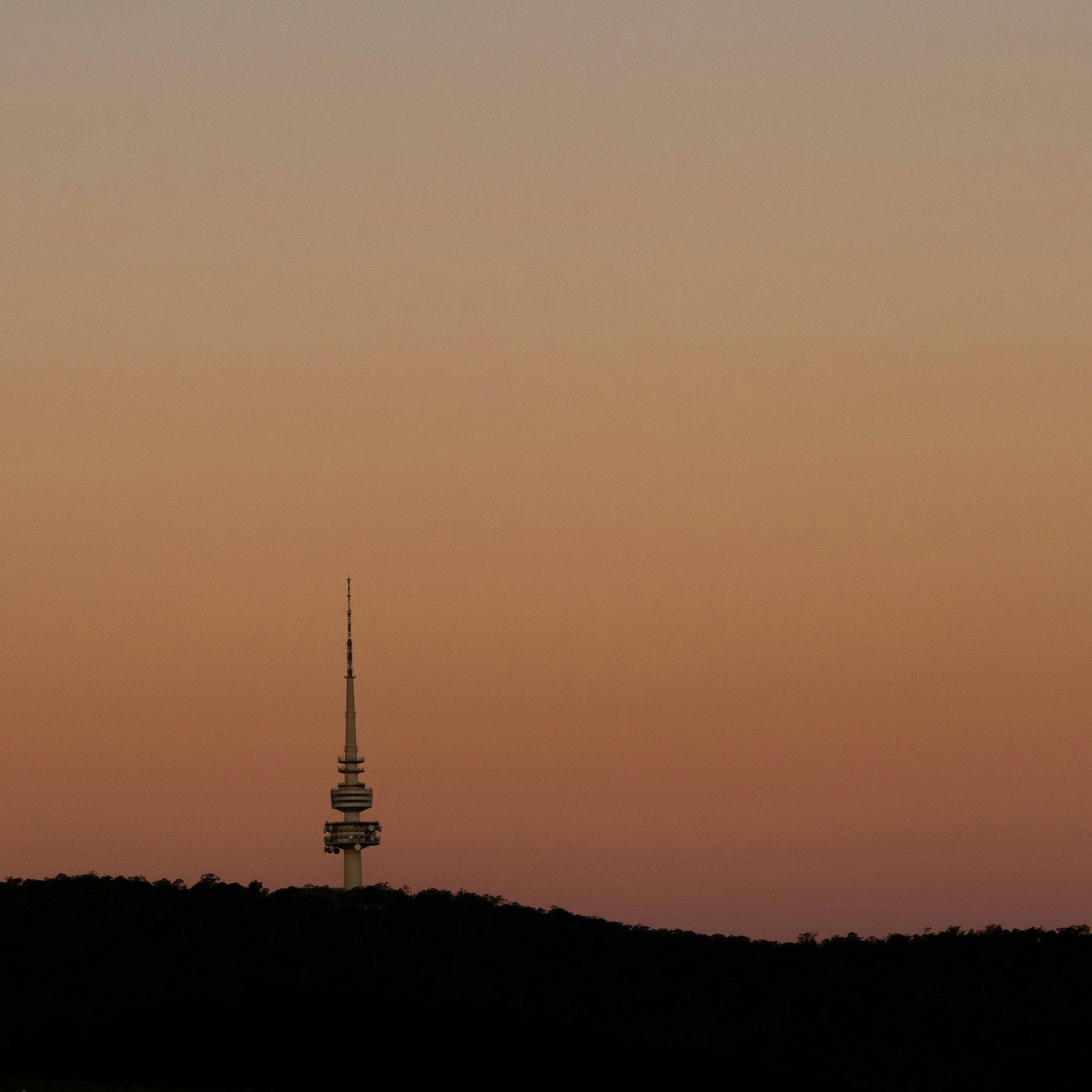 torre de concreto cinza durante a hora dourada