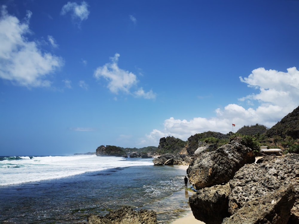 waves crashing on shore during daytime