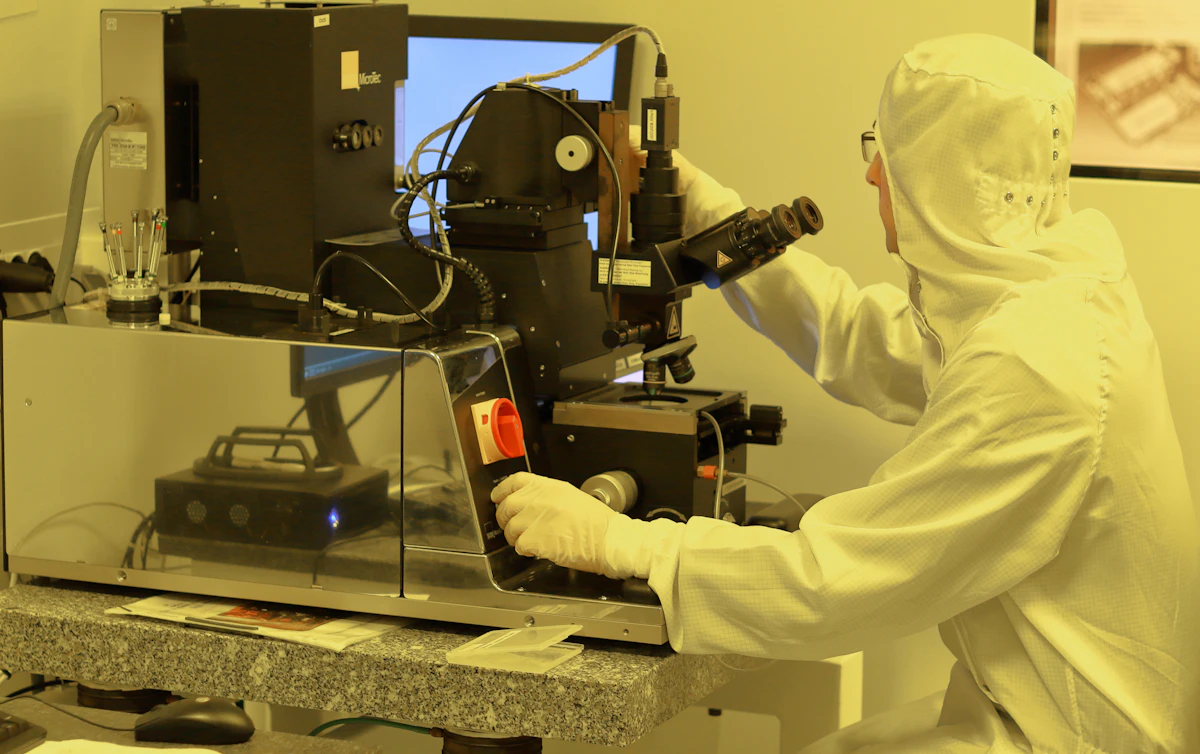Compressed Dry Air untuk Semikonduktor: Presisi di Level Nanometer