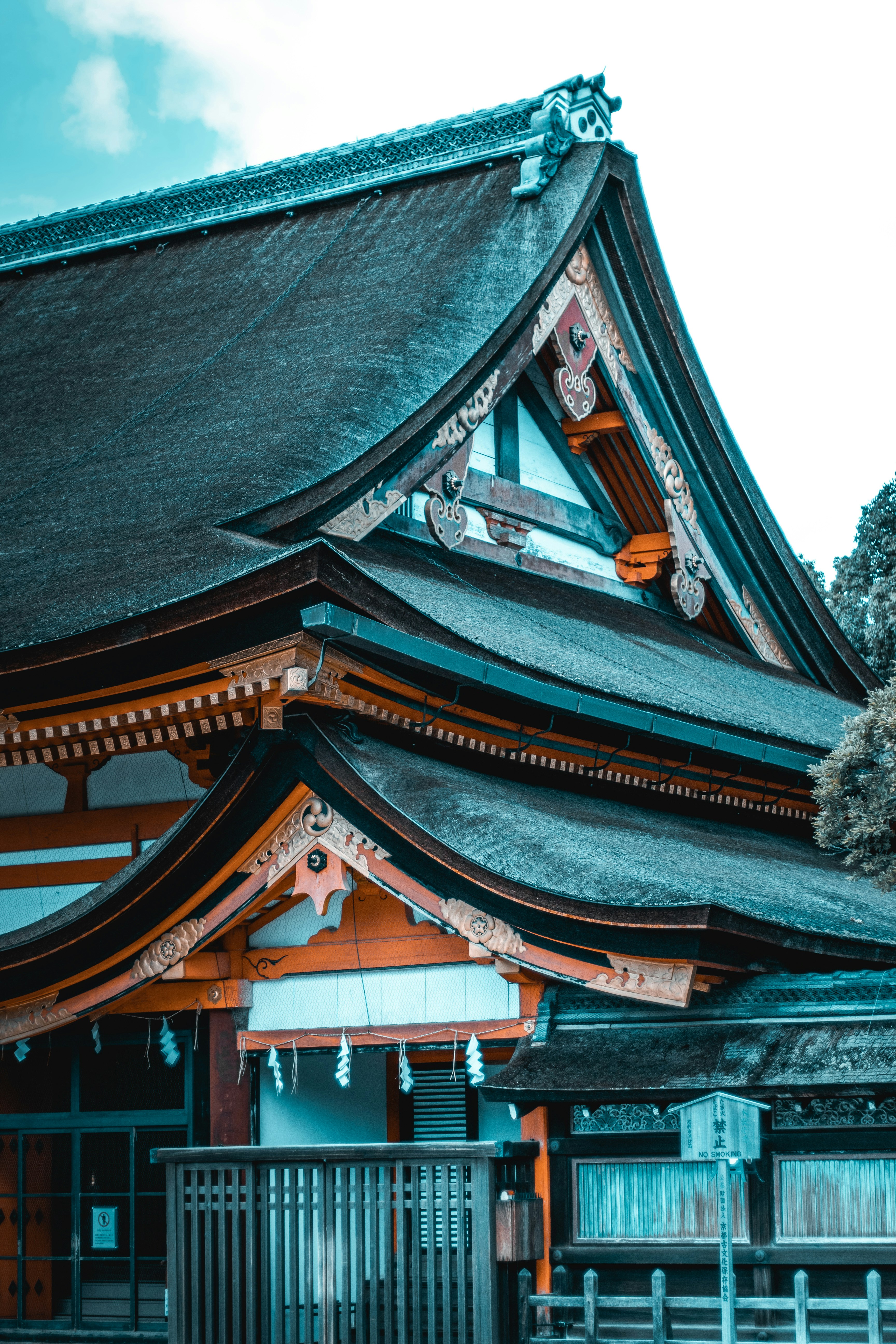 shallow focus photo of 2-story house