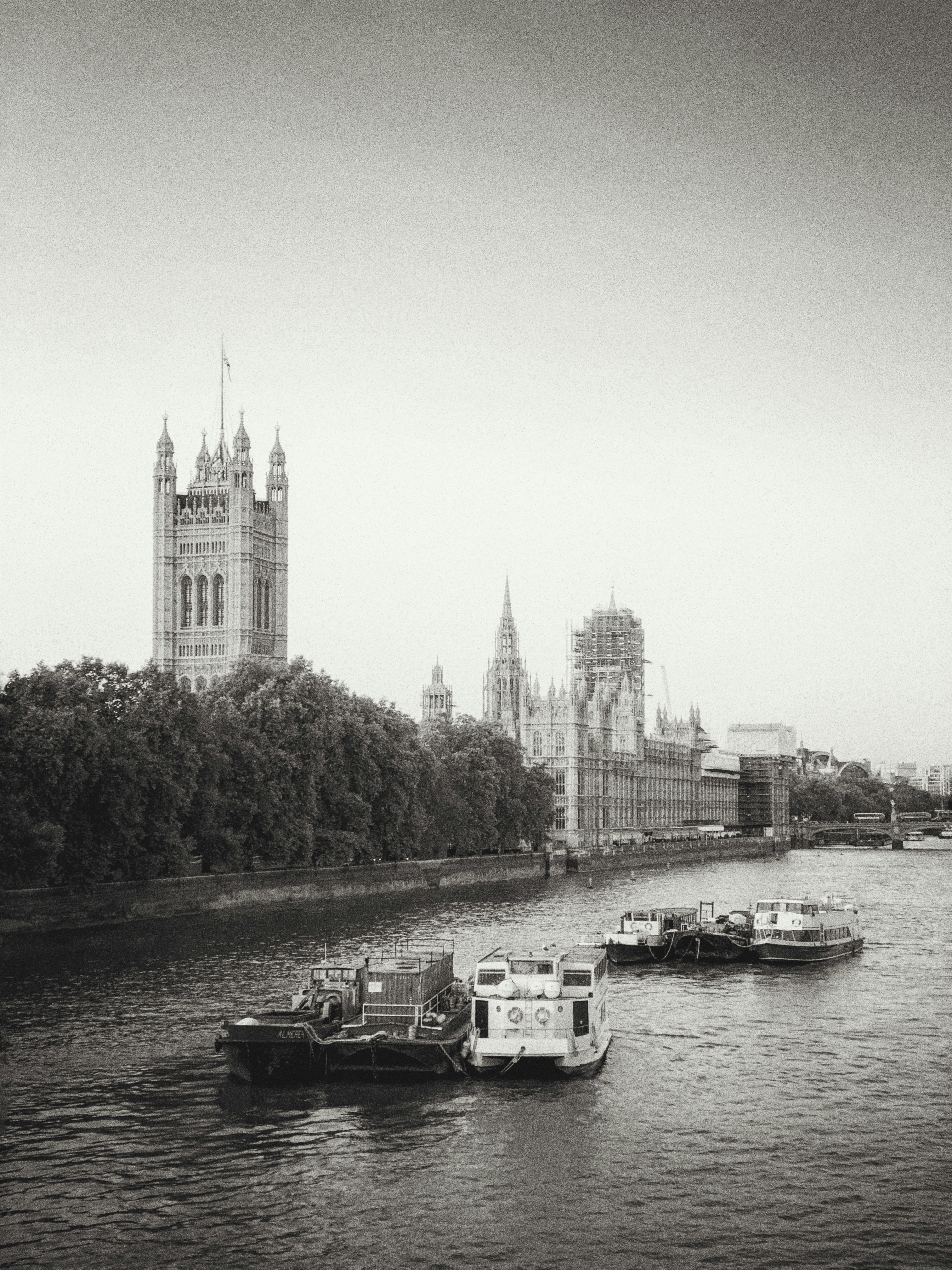 Barcos que navegan durante el día