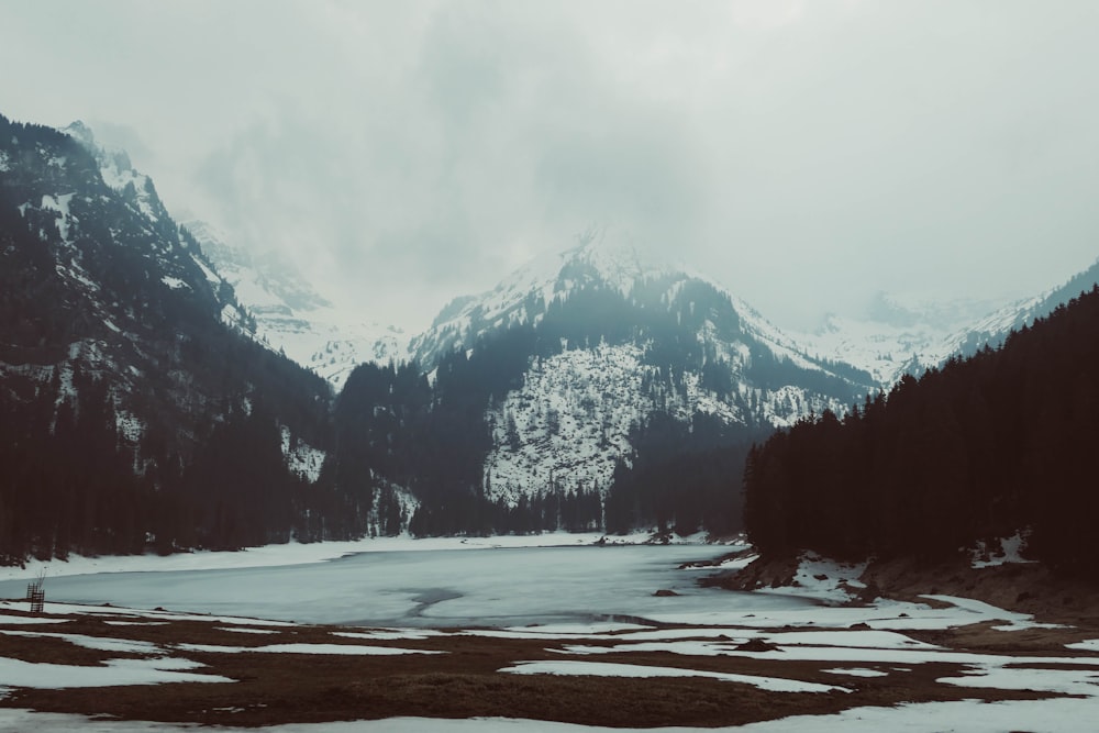 montagne innevate durante il giorno