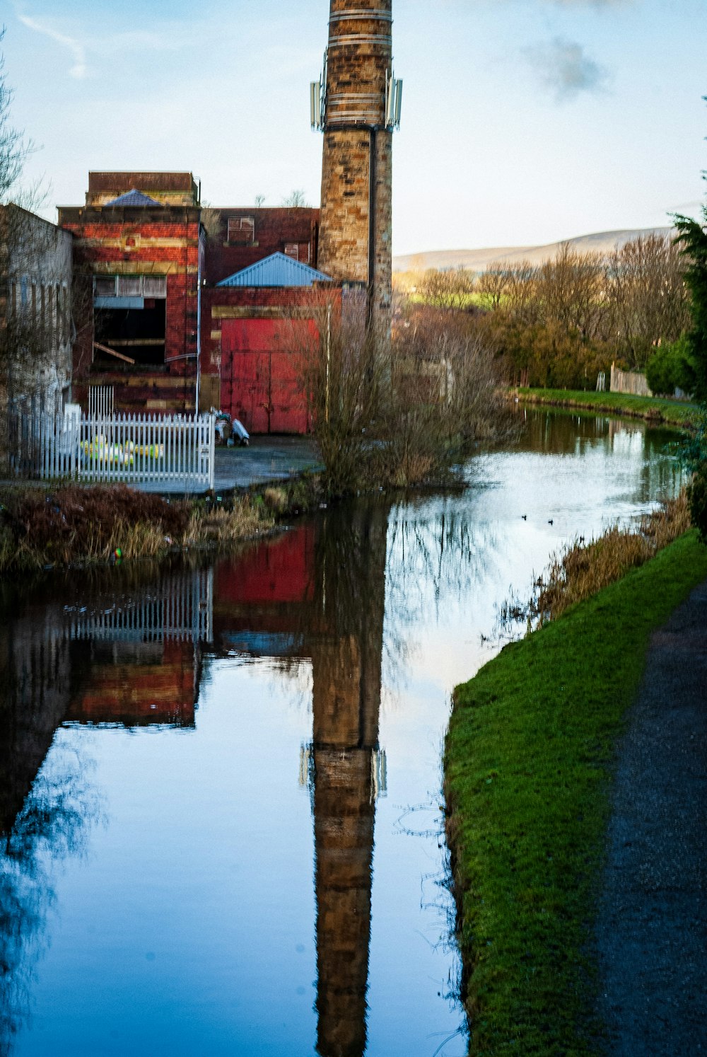 edificio rosso accanto allo specchio d'acqua