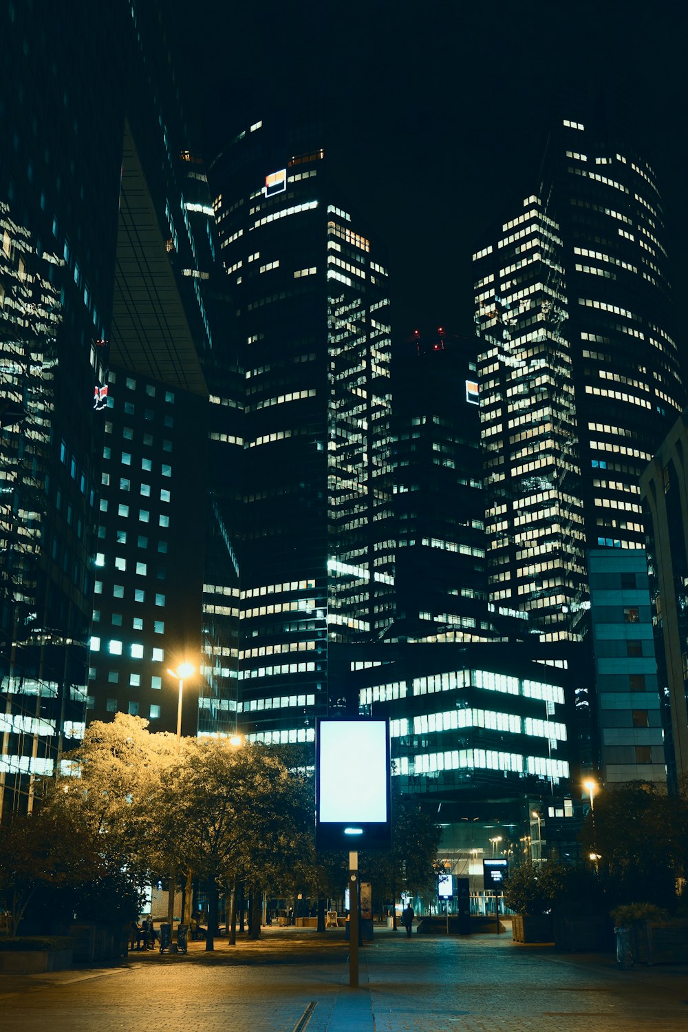 Bâtiments éclairés près de la rue pendant la nuit