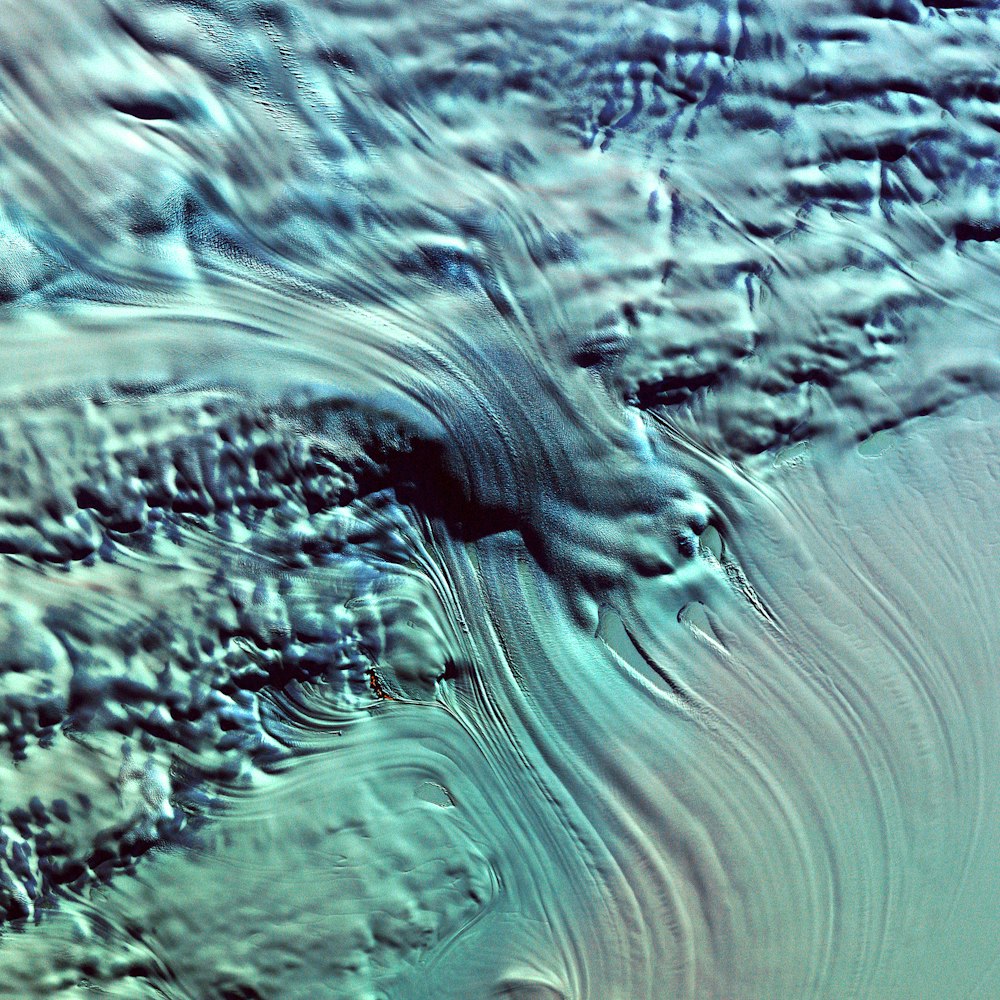un'immagine satellitare di un grande specchio d'acqua