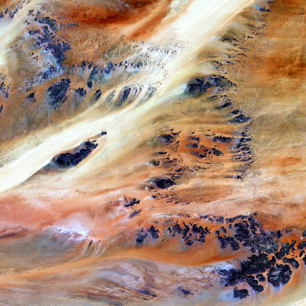 Une vue aérienne d’une chaîne de montagnes dans le désert