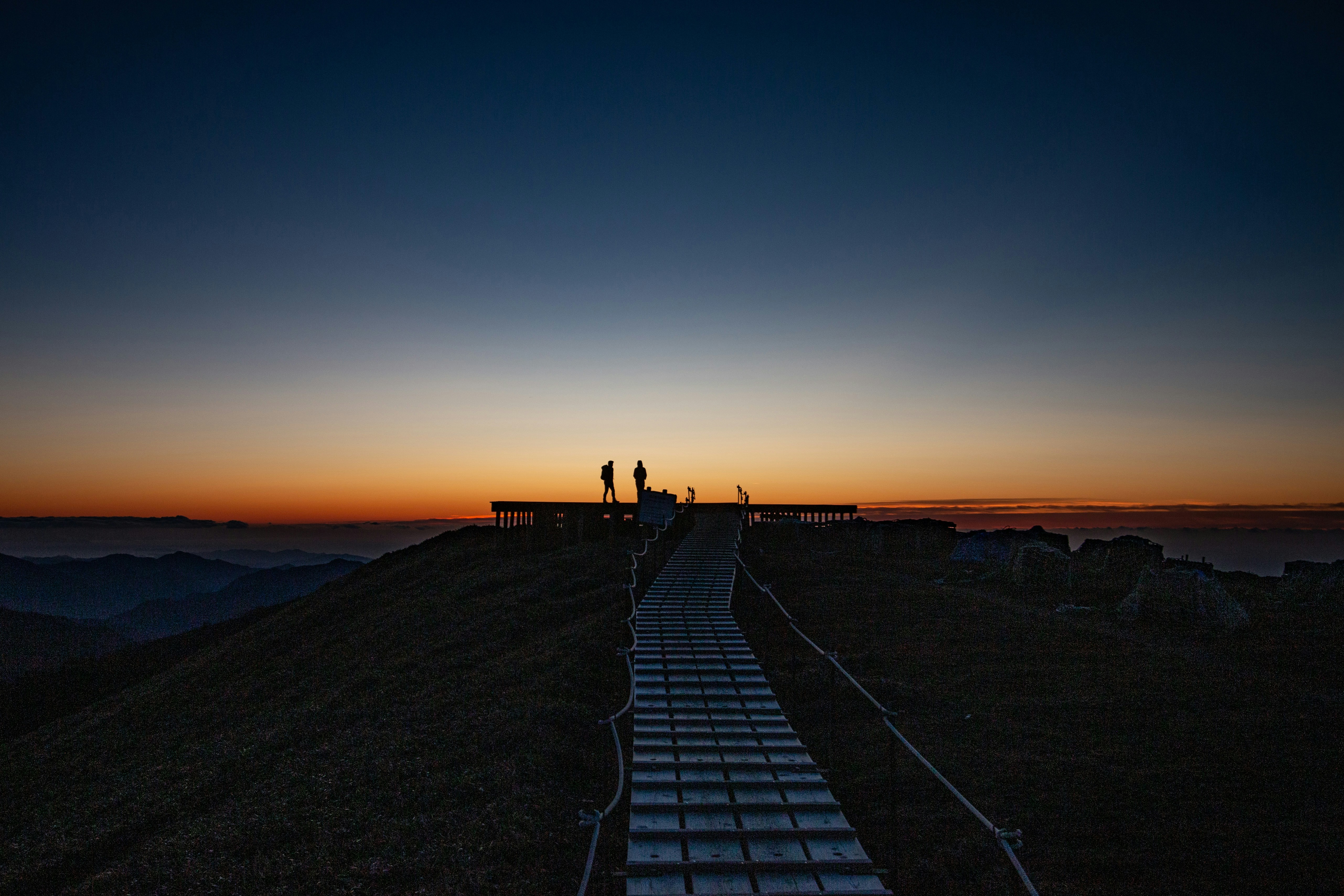 立っている人のシルエット