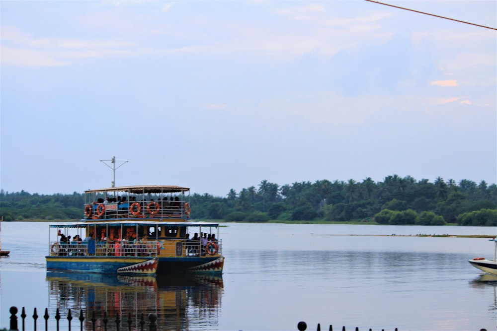 Barco azul y amarillo durante el día